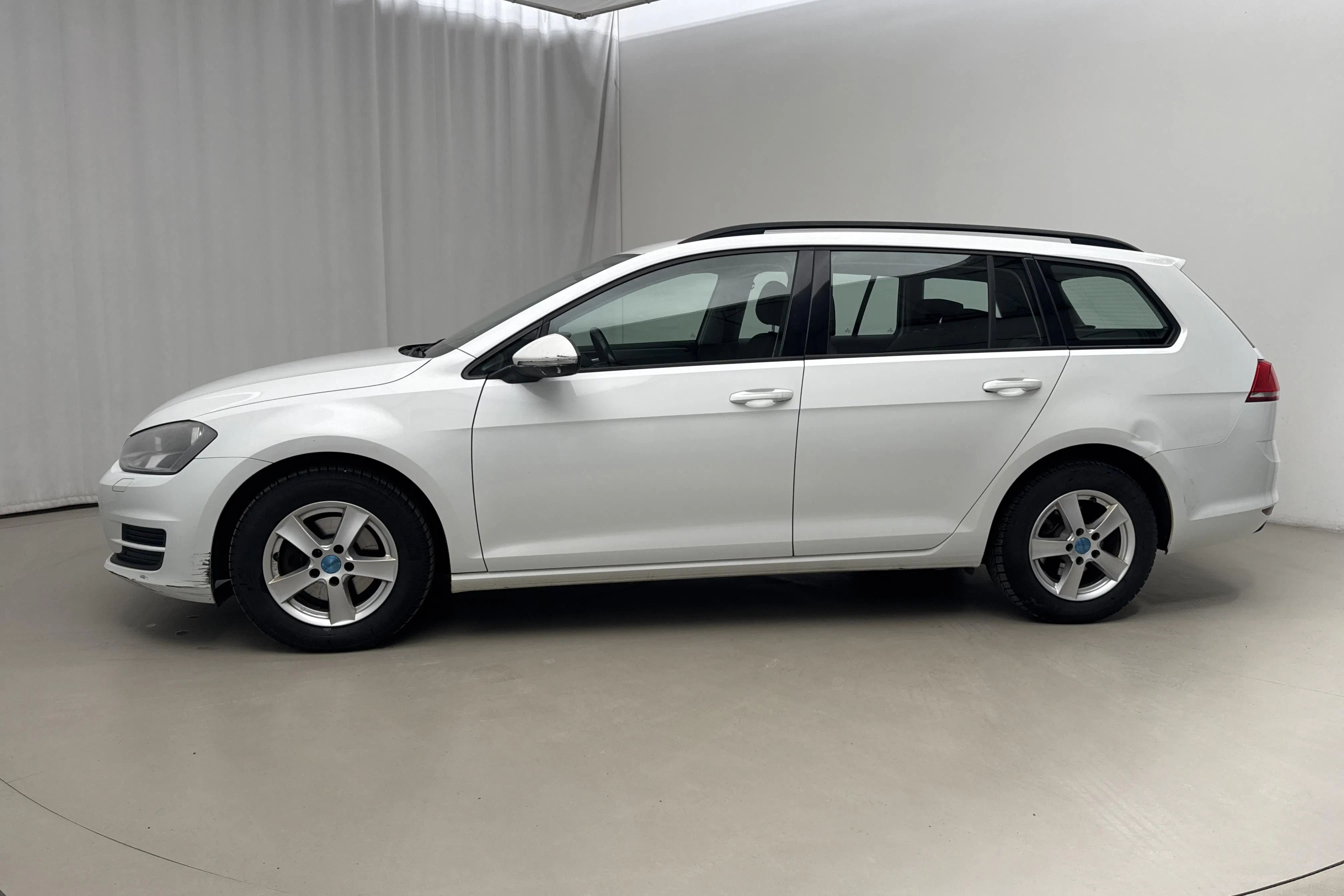 Presentationsfoto 2 av 15: VW Golf VII 1.2 TSI Sportscombi (105hk) - 25 271 mil - Manuell - vit - 2014