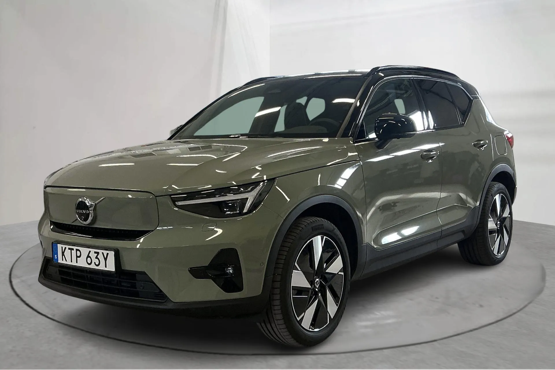 Presentationsfoto 1 av 21: Volvo EX40 Single Motor Extended Range (252hk) - 4 175 mil - Automat - grön - 2025