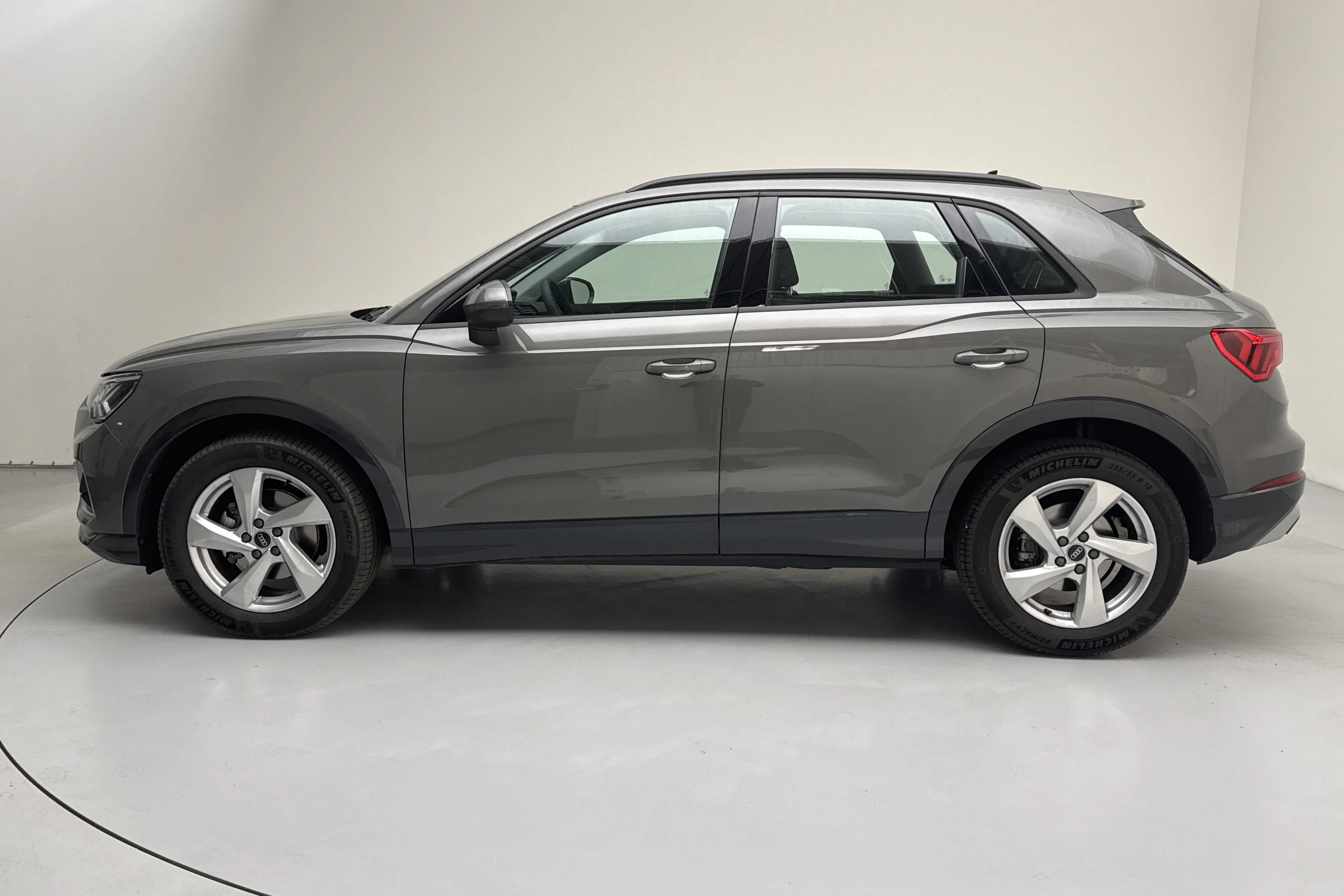 Presentationsfoto 2 av 13: Audi Q3 35 TFSI (150hk) - 148 mil - Automat - grå - 2024