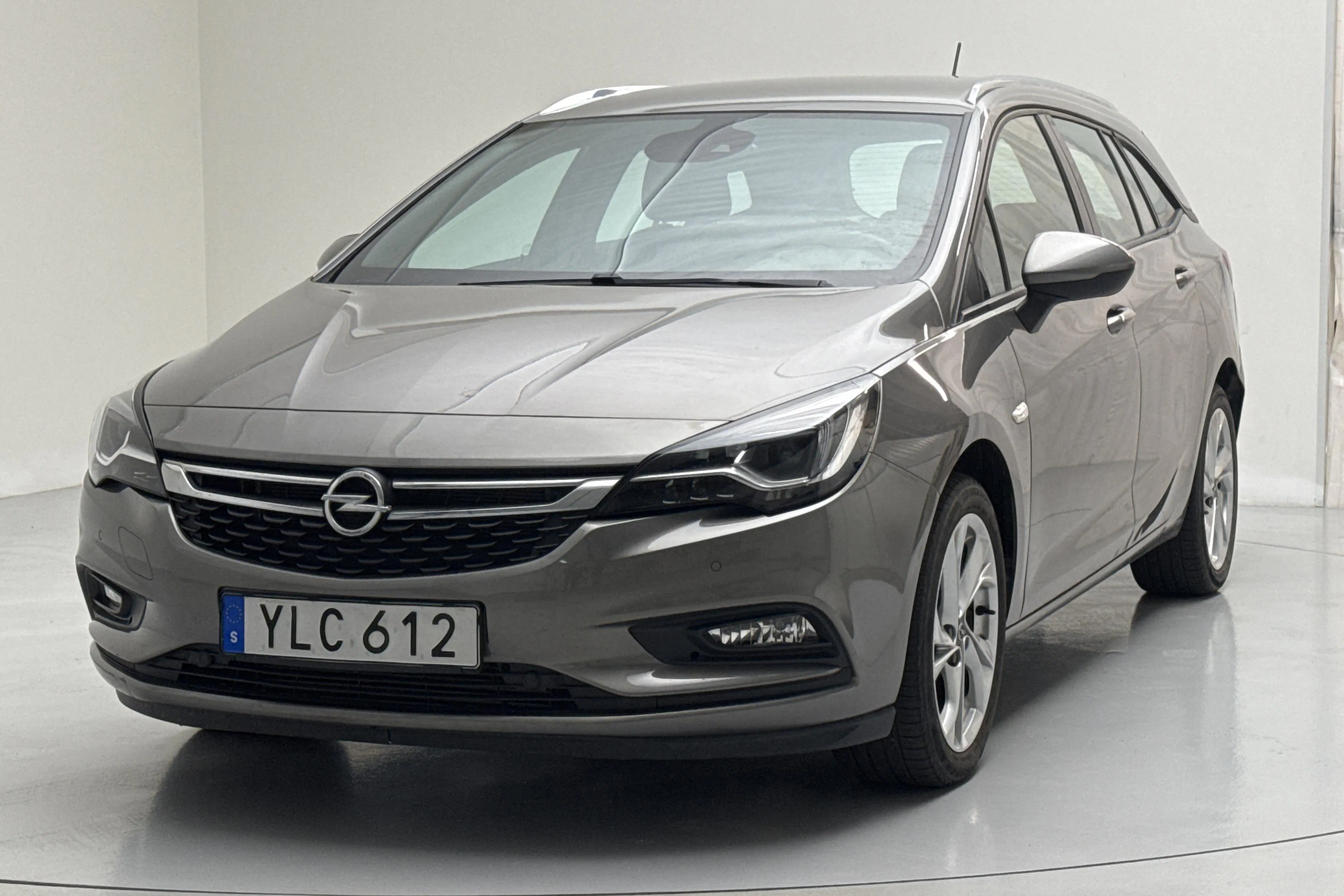 Presentationsfoto 1 av 13: Opel Astra 1.4 Turbo ECOTEC SportsTourer (150hk) - 5 393 mil - Automat - grå - 2017