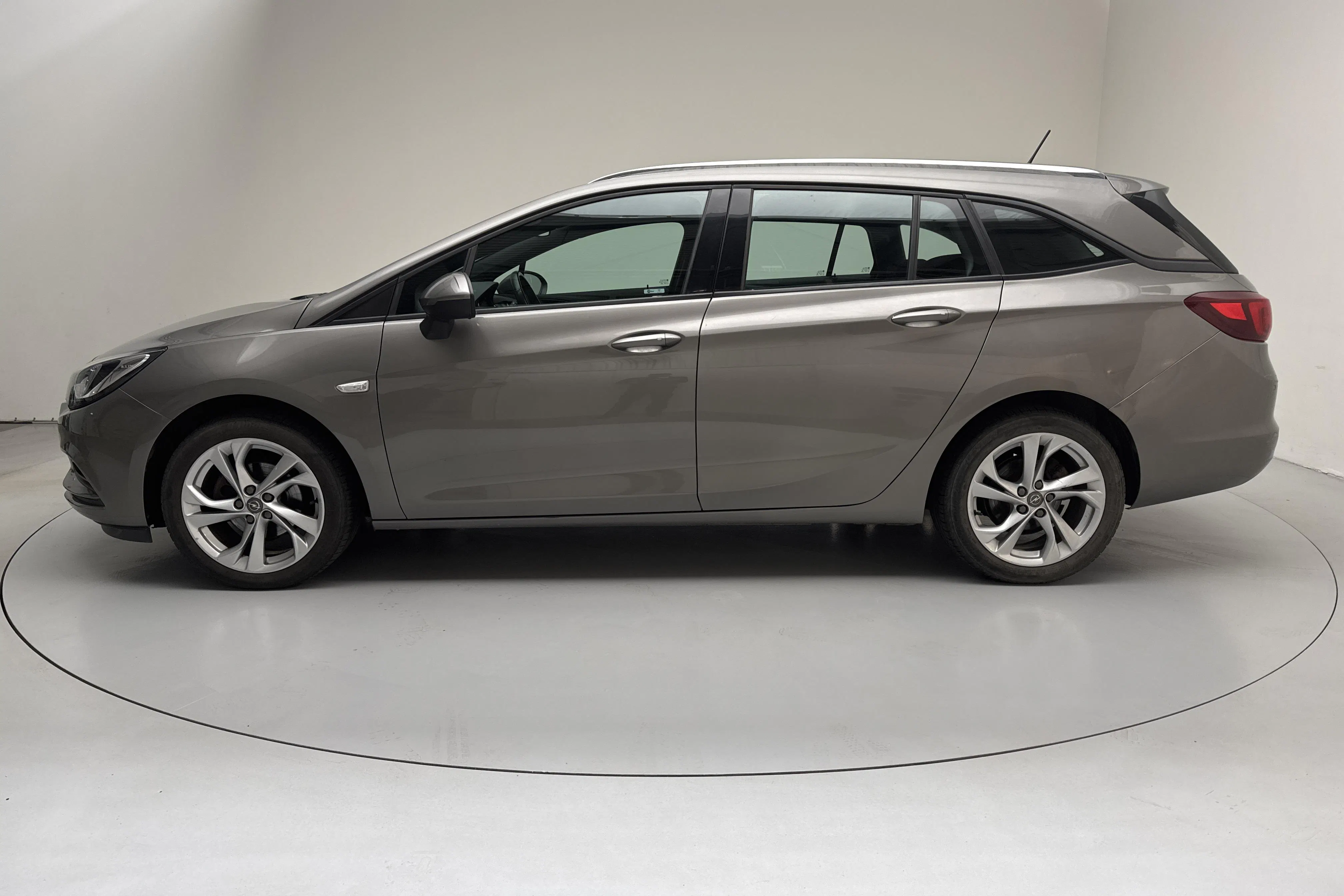 Presentationsfoto 2 av 13: Opel Astra 1.4 Turbo ECOTEC SportsTourer (150hk) - 5 393 mil - Automat - grå - 2017