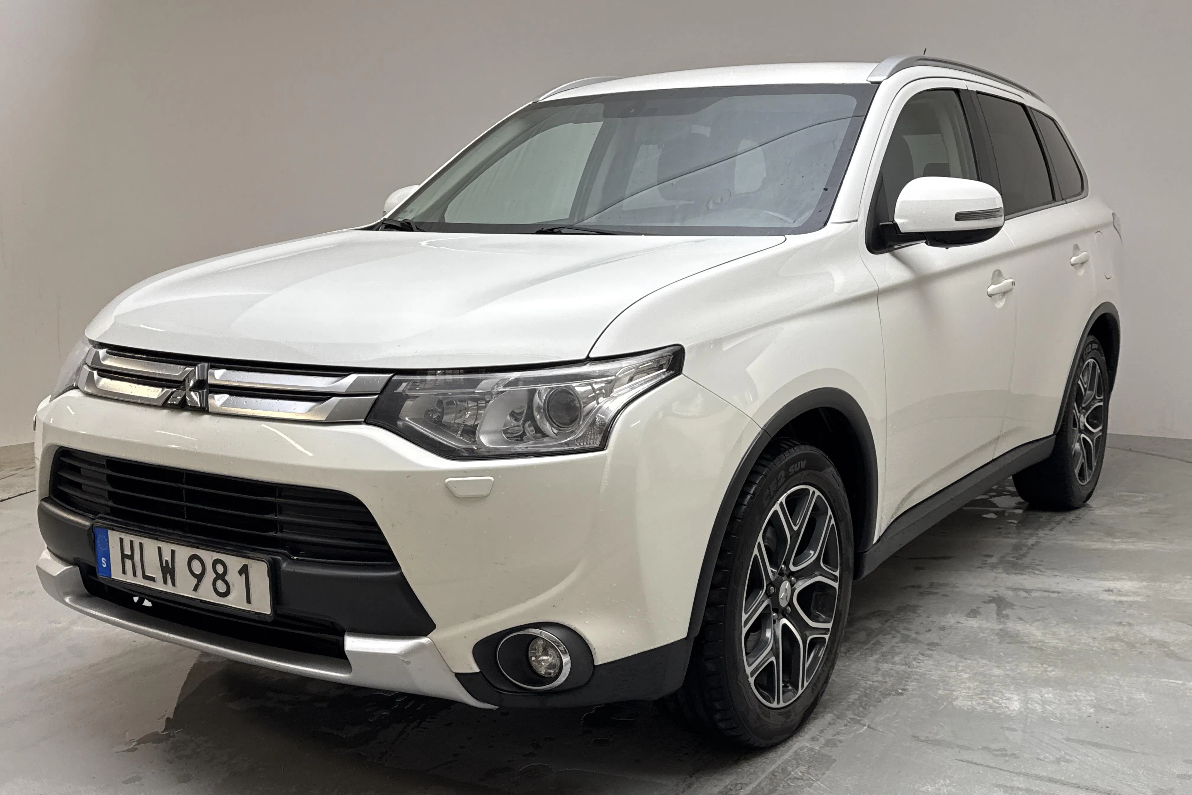 Presentationsfoto 1 av 14: Mitsubishi Outlander 2.2 Di-D 4WD (150hk) - 19 885 mil - Automat - vit - 2015