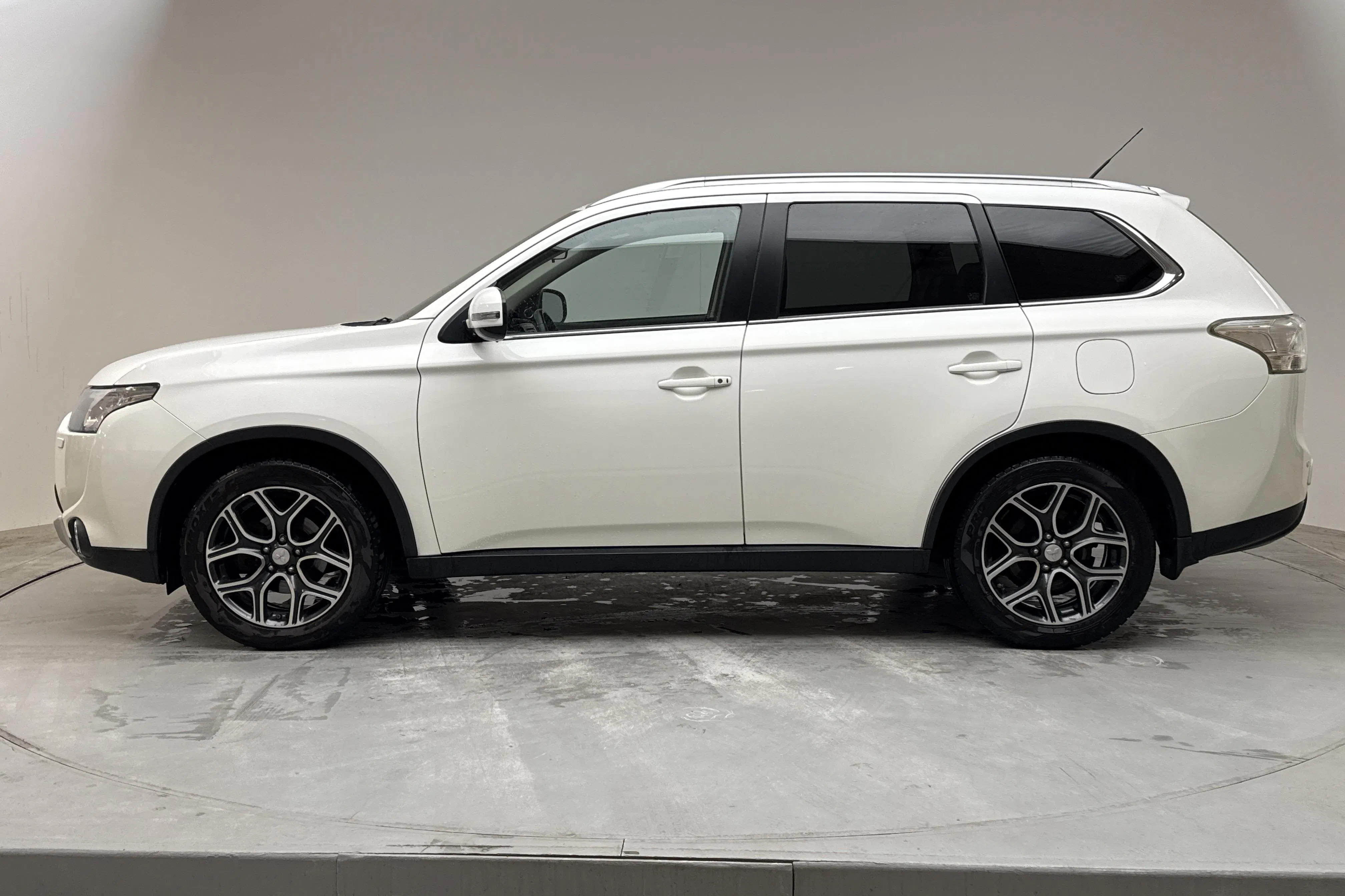 Presentationsfoto 2 av 14: Mitsubishi Outlander 2.2 Di-D 4WD (150hk) - 19 885 mil - Automat - vit - 2015