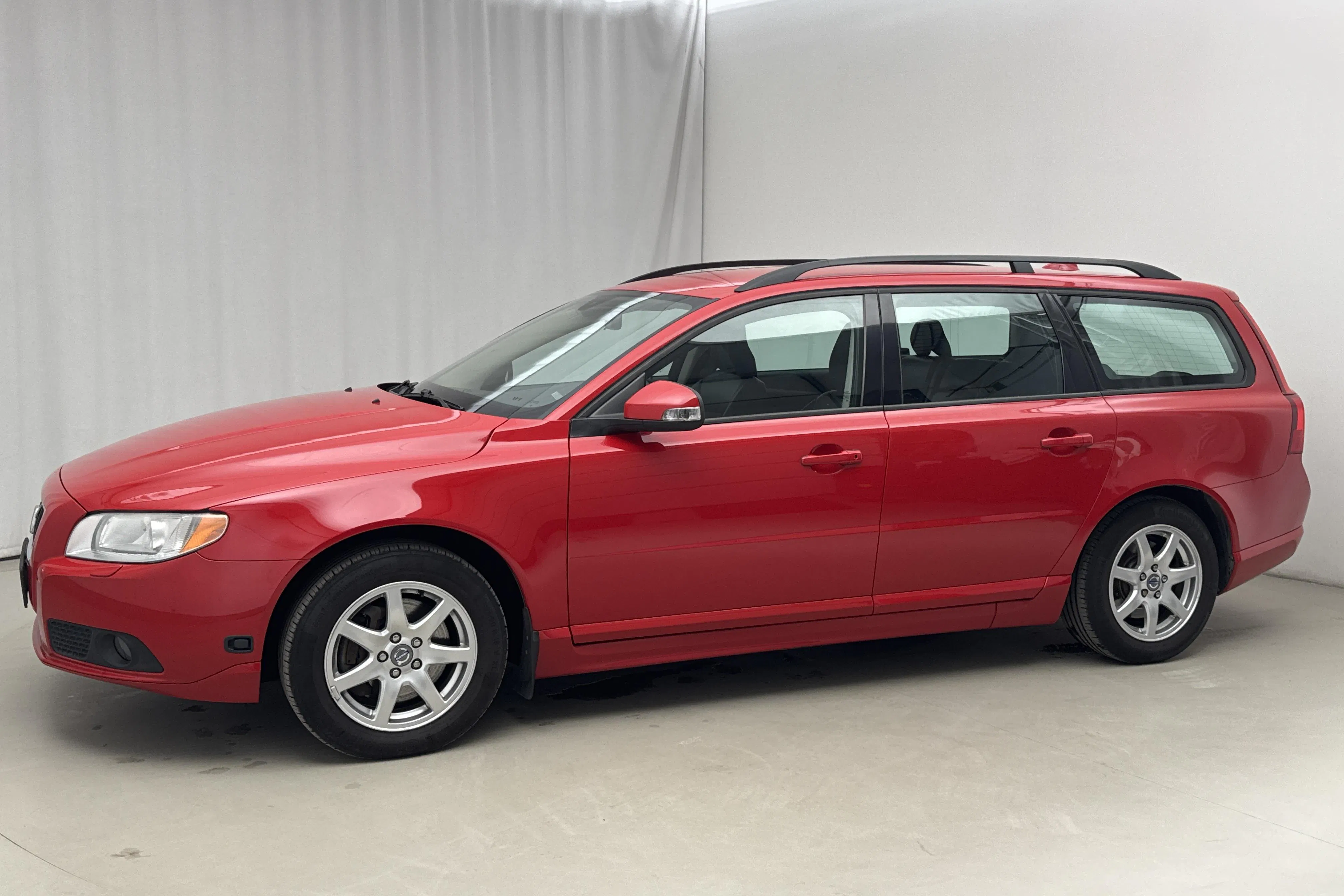 Presentationsfoto 2 av 15: Volvo V70 II 2.5FT (200hk) - 17 880 mil - Manuell - röd - 2009