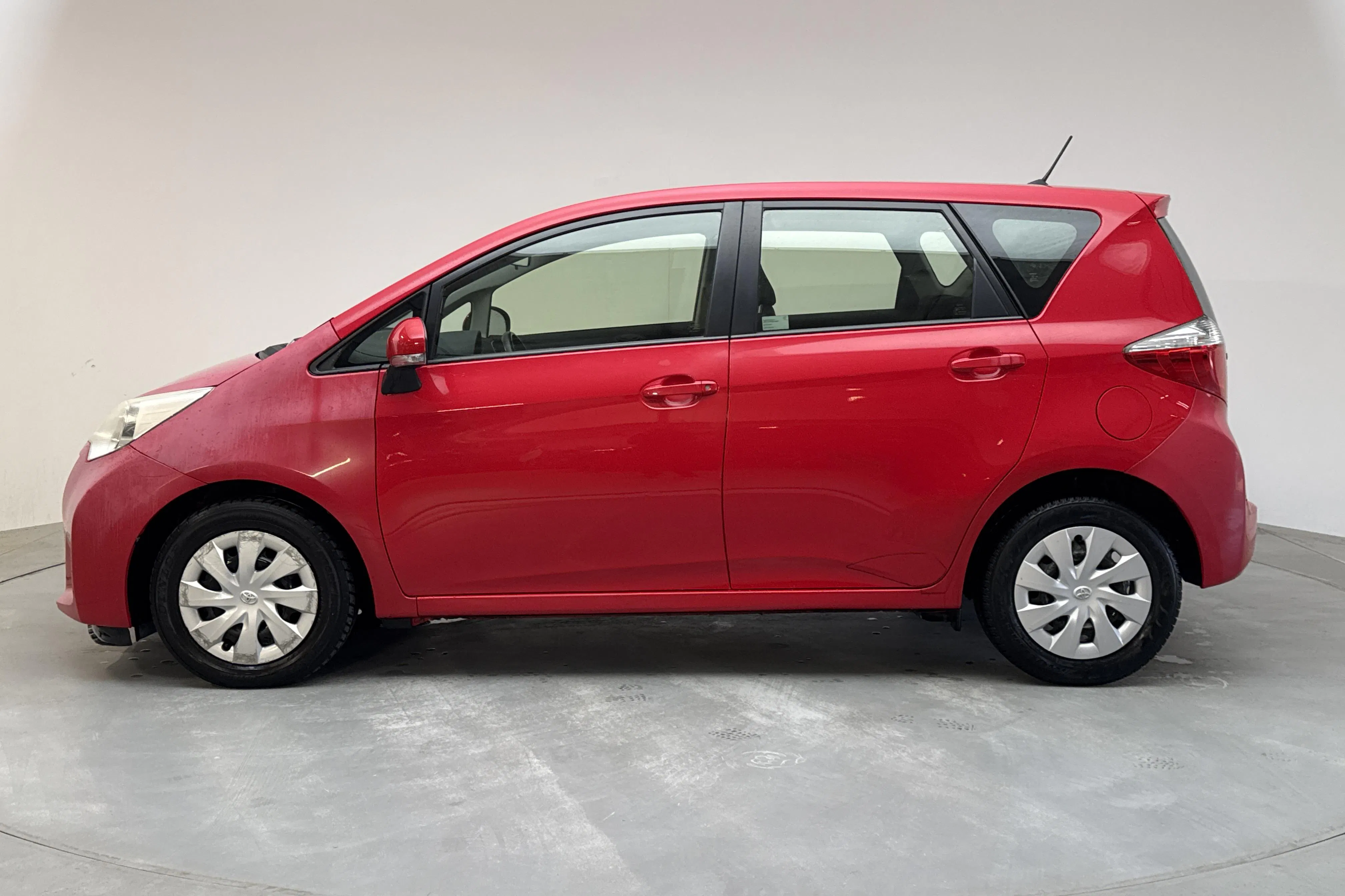 Presentationsfoto 2 av 12: Toyota Verso S 1.33 (99hk) - 7 954 mil - Automat - röd - 2012