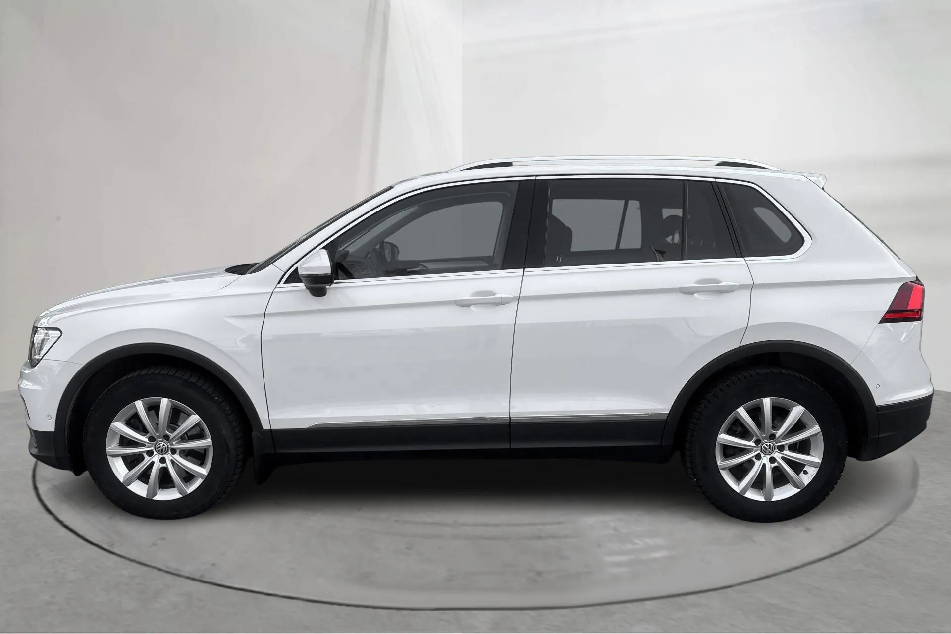 Presentationsfoto 2 av 14: VW Tiguan 2.0 TSI 4MOTION (190hk) - 5 825 mil - Automat - vit - 2020