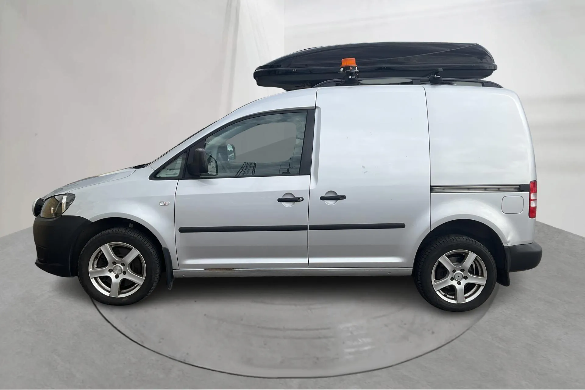 Presentationsfoto 2 av 18: VW Caddy 2.0 TDI Skåp 4-motion (140hk) - 11 641 mil - Automat - silver - 2015