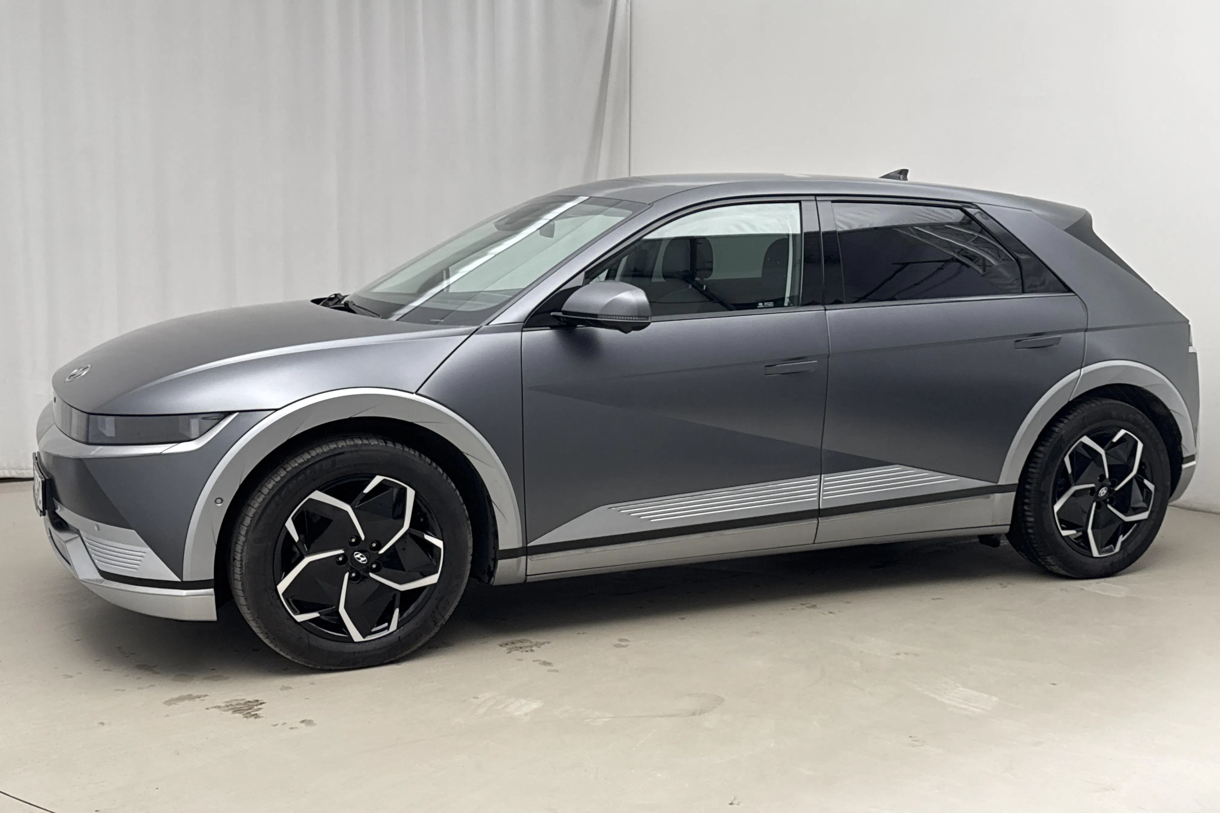 Presentationsfoto 2 av 21: Hyundai IONIQ 5 77kWh AWD (325hk) - 5 663 mil - Automat - grå - 2024