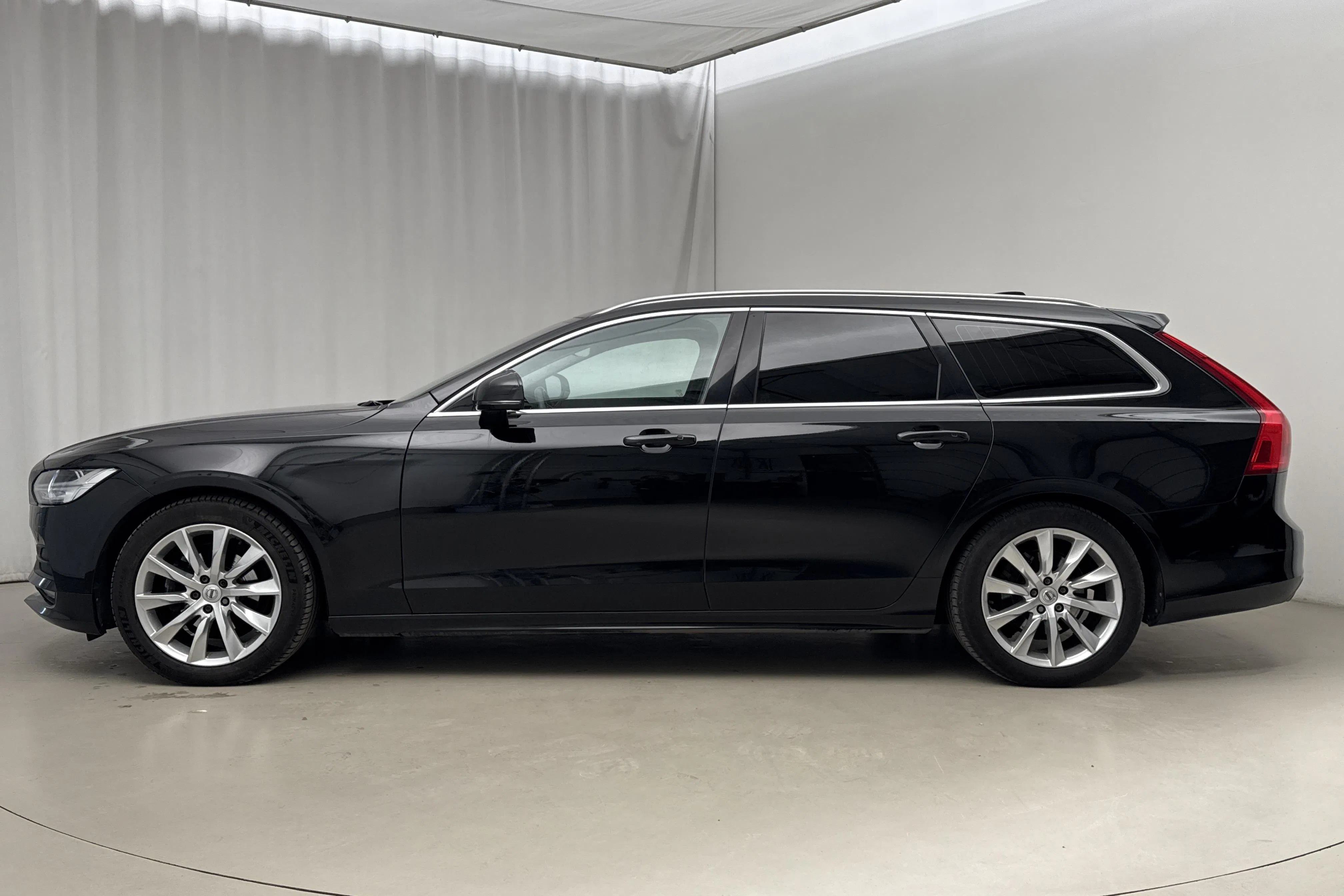 Presentationsfoto 2 av 21: Volvo V90 D4 AWD (190hk) - 18 800 mil - Automat - svart - 2020