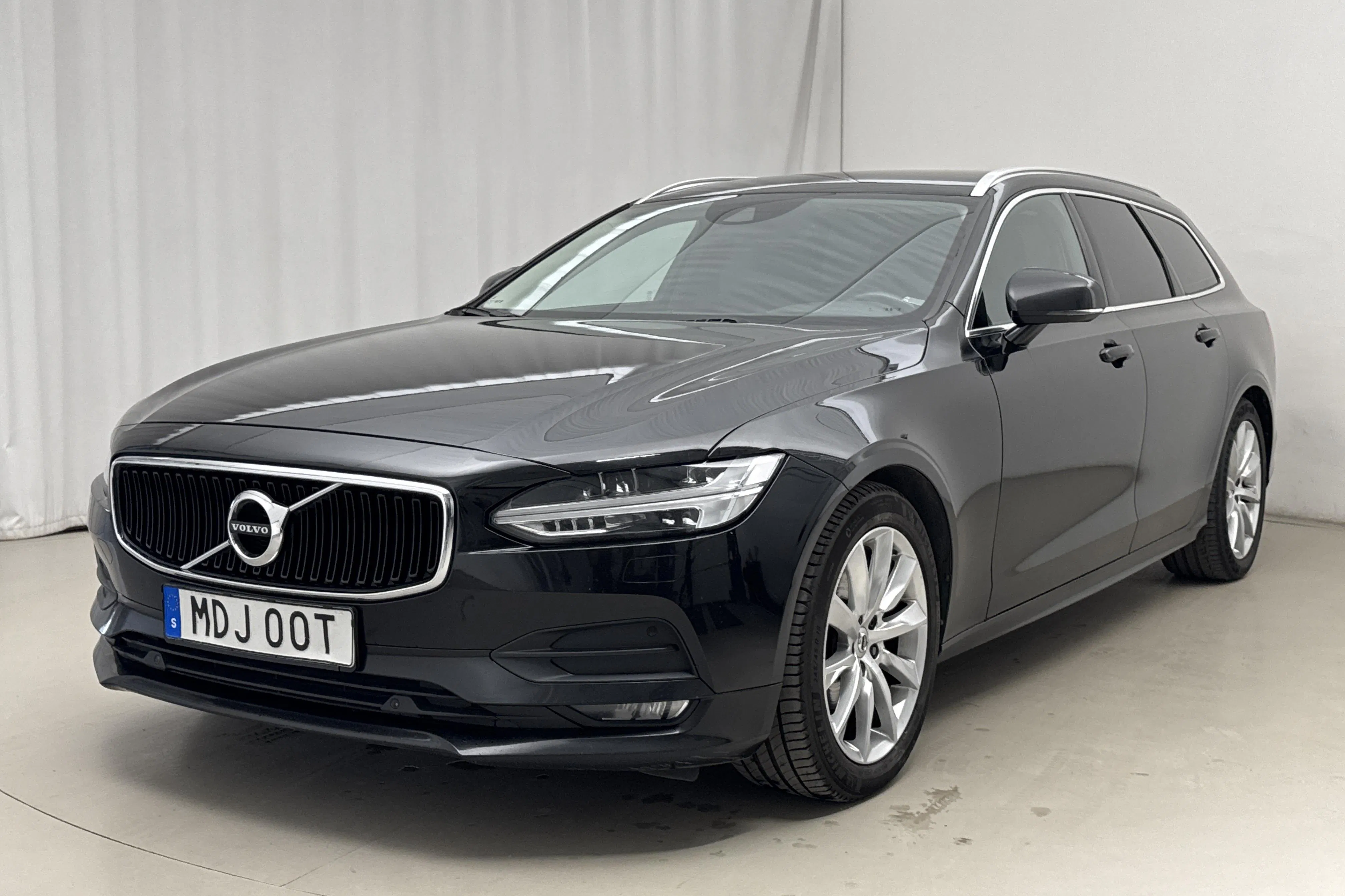 Presentationsfoto 1 av 21: Volvo V90 D4 AWD (190hk) - 18 800 mil - Automat - svart - 2020