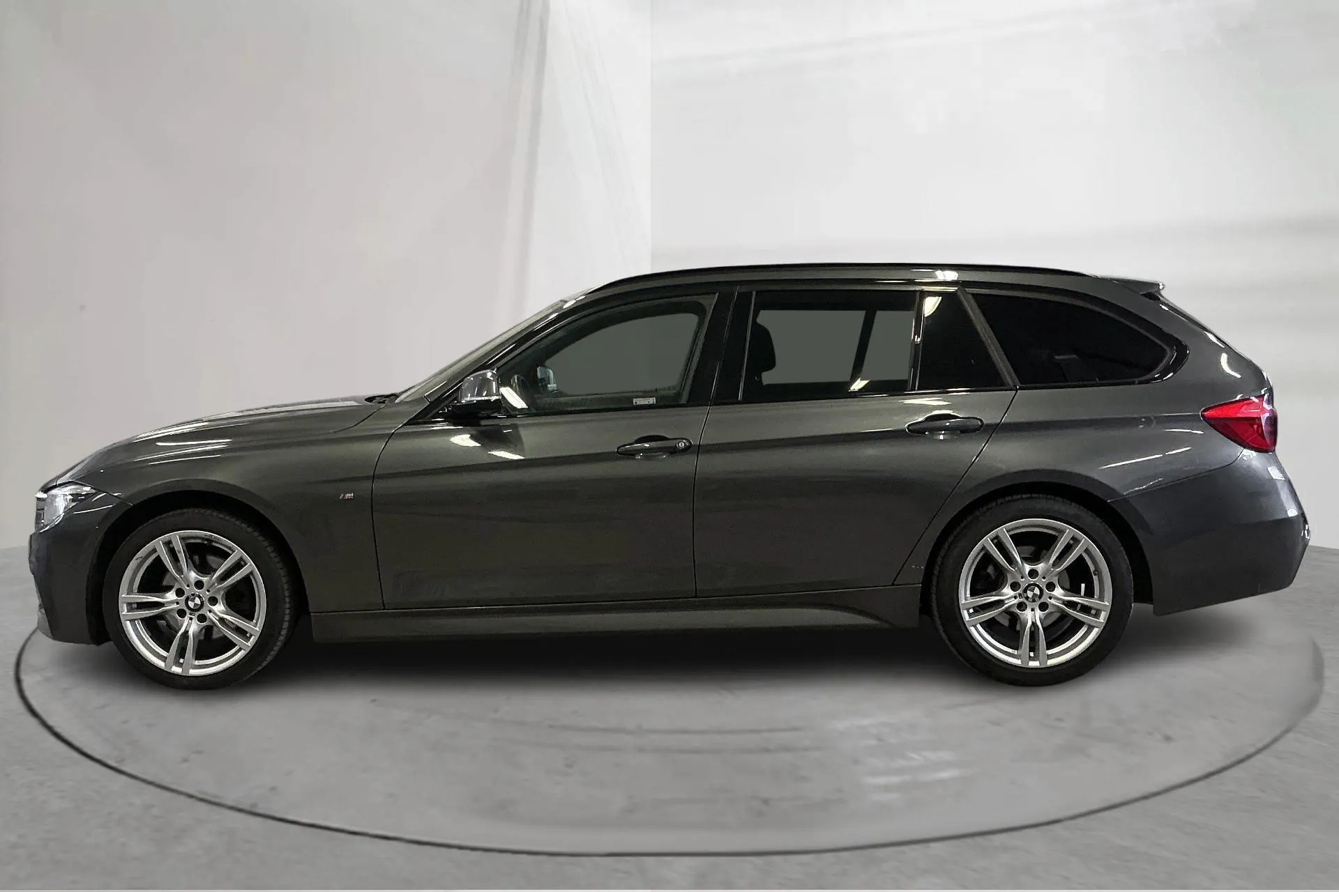 Presentationsfoto 2 av 18: BMW 320d xDrive Touring, F31 (190hk) - 19 183 mil - Automat - grå - 2019
