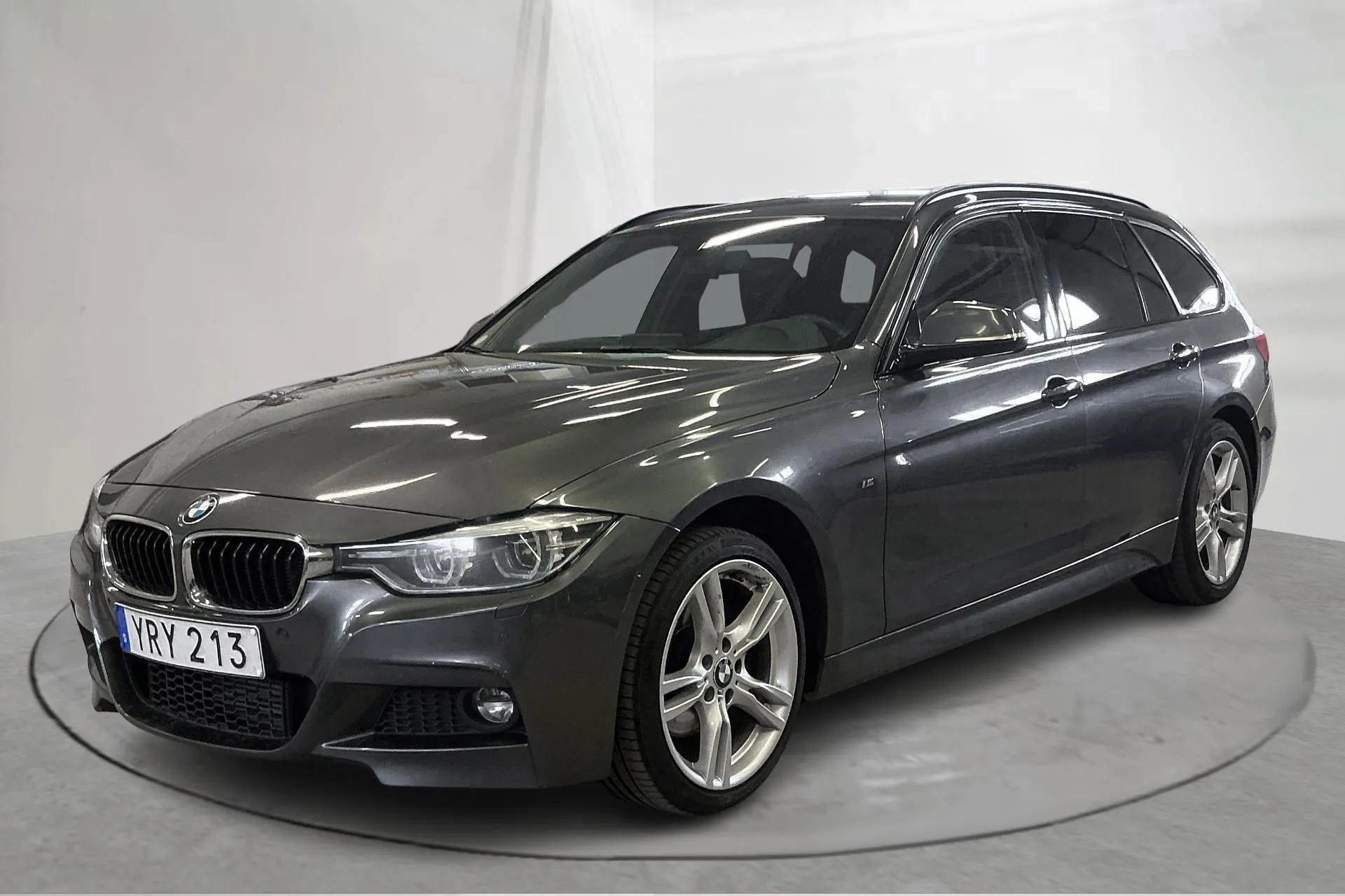 Presentationsfoto 1 av 18: BMW 320d xDrive Touring, F31 (190hk) - 19 183 mil - Automat - grå - 2019