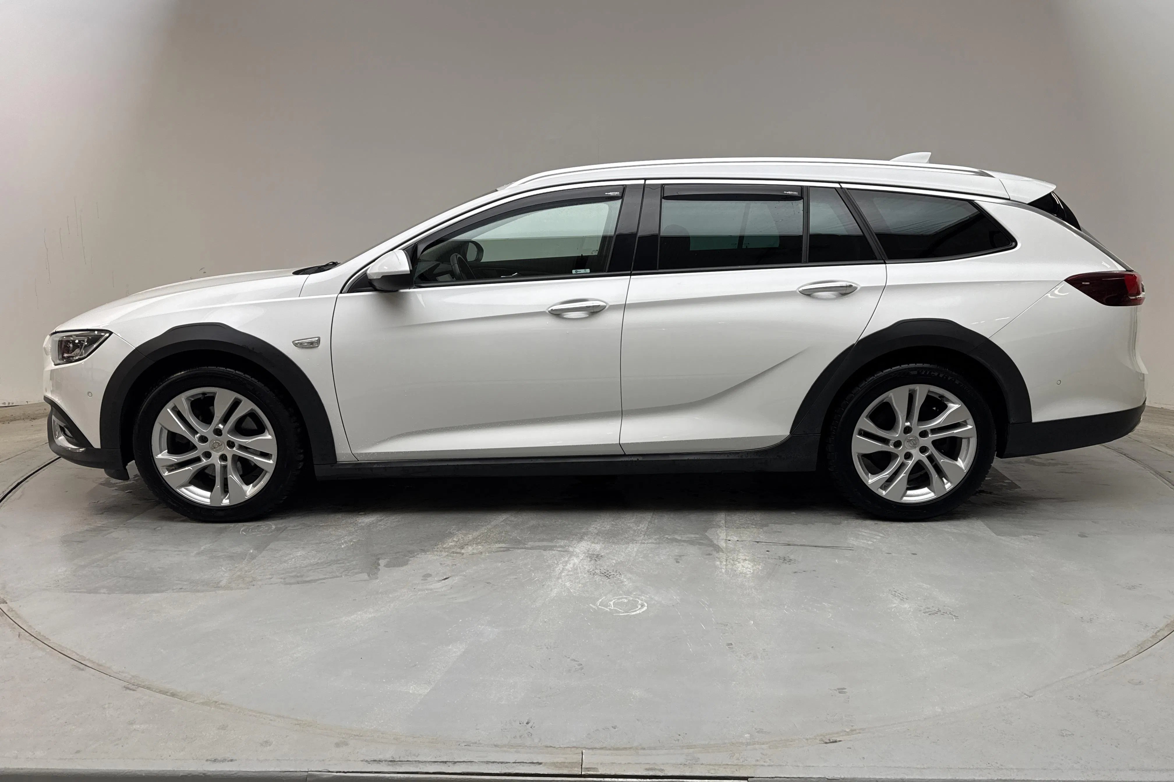 Presentation photo 2 of 15: Opel Insignia 2.0 CDTI Country Tourer 4x4 (210hk) - 106 050 km - Automatic - white - 2018