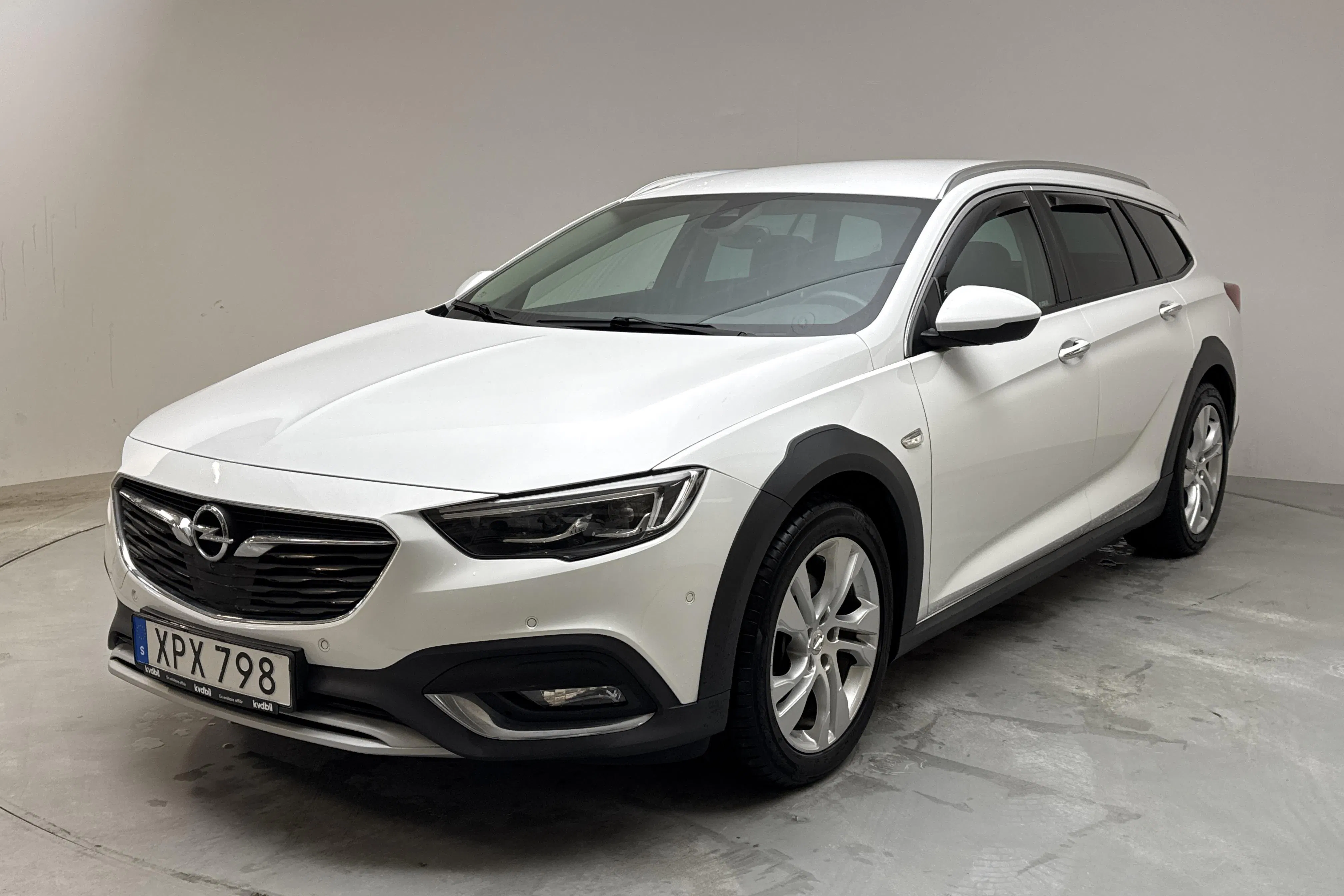 Presentation photo 1 of 15: Opel Insignia 2.0 CDTI Country Tourer 4x4 (210hk) - 106 050 km - Automatic - white - 2018