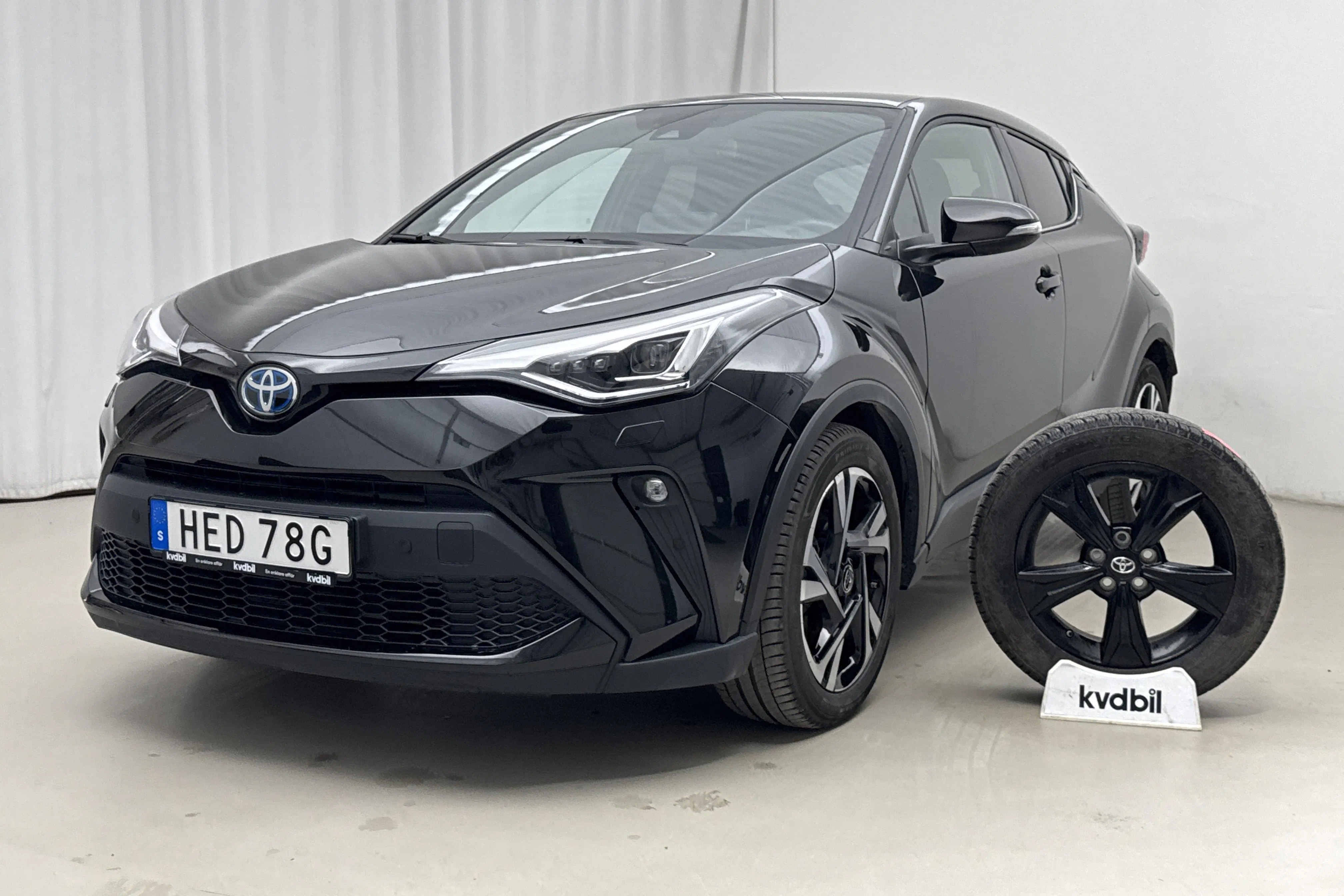 Presentationsfoto 1 av 22: Toyota C-HR 2.0 HSD (184hk) - 2 929 mil - Automat - svart - 2023
