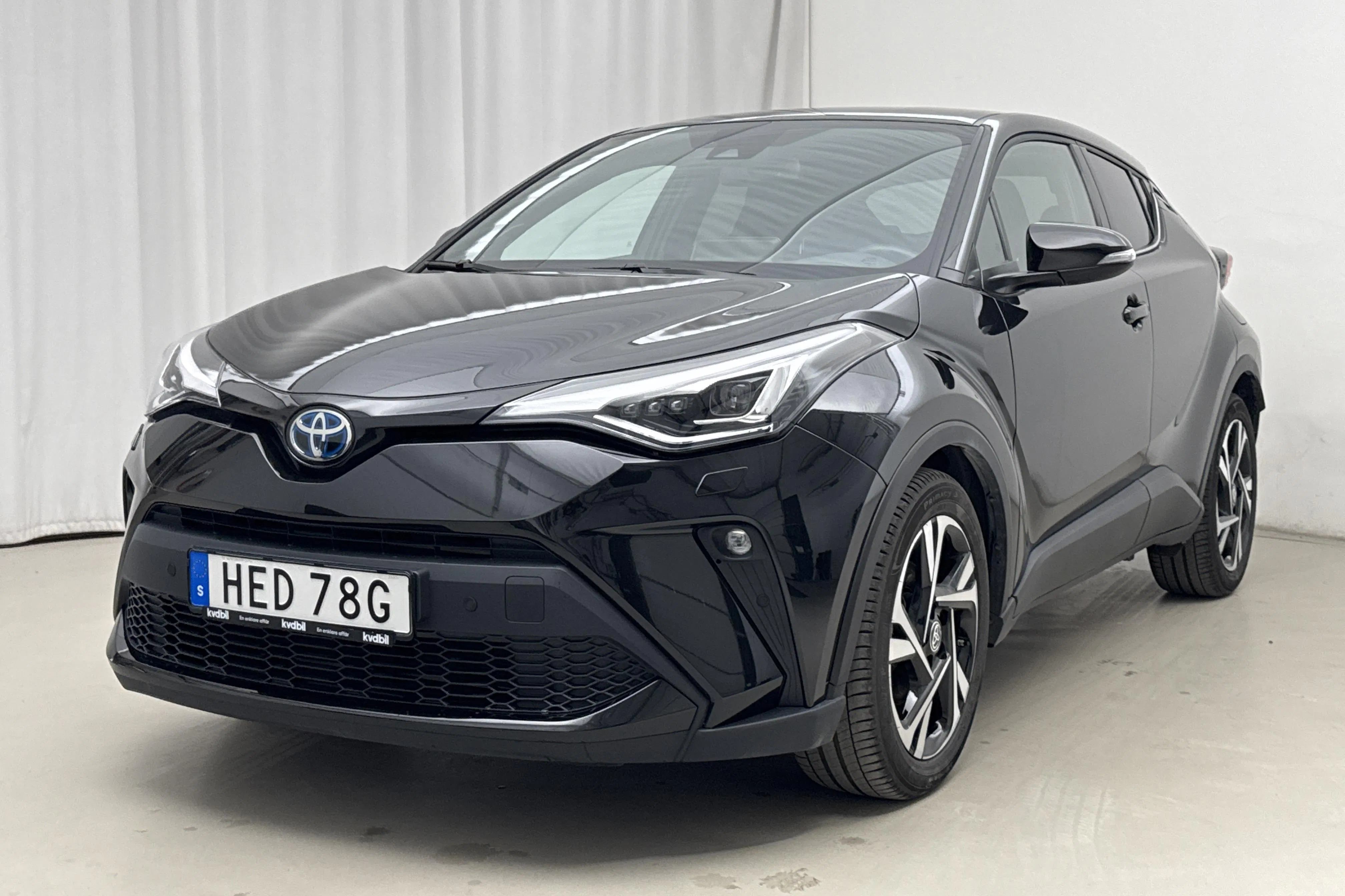Presentationsfoto 2 av 22: Toyota C-HR 2.0 HSD (184hk) - 2 929 mil - Automat - svart - 2023