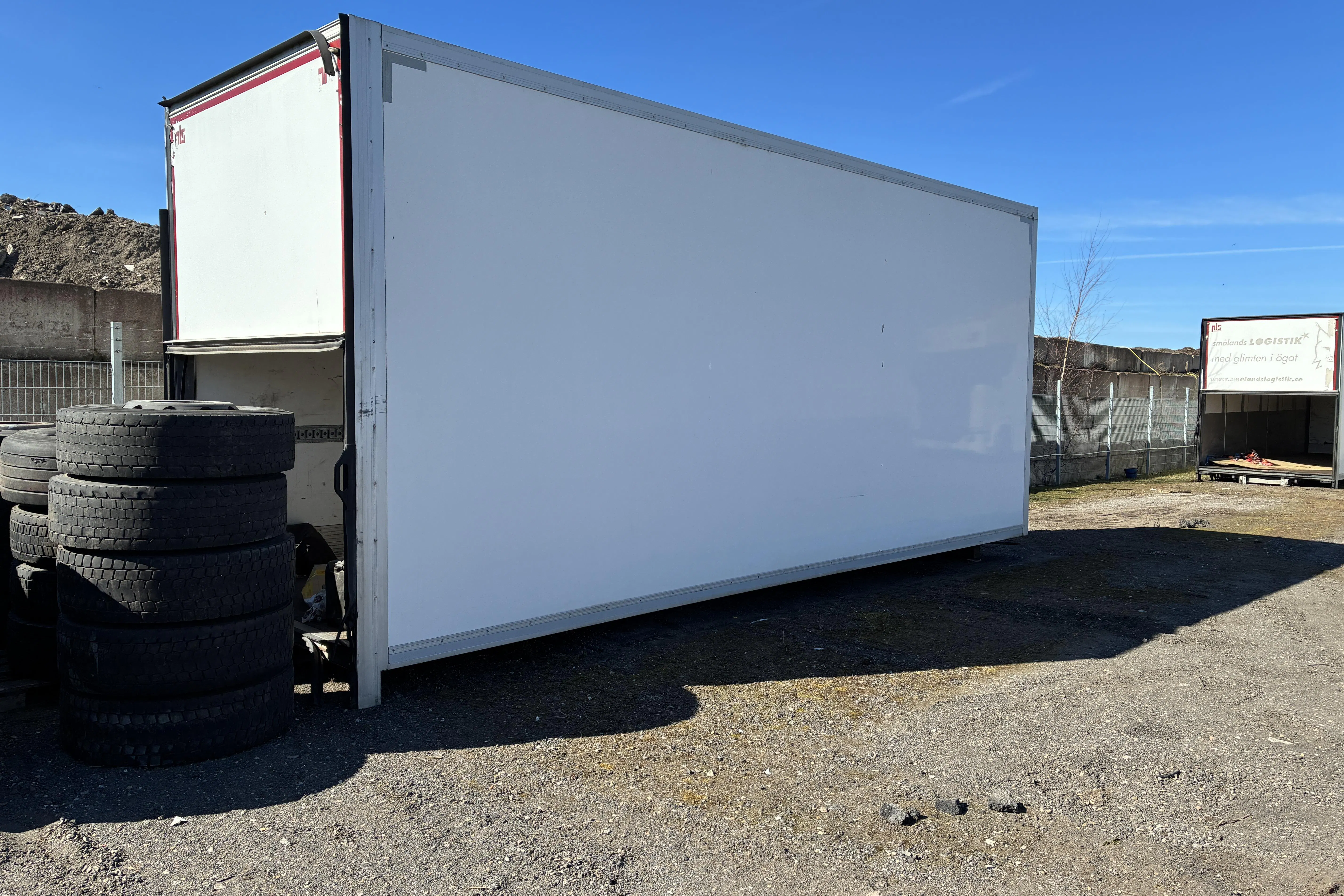 Presentationsfoto 2 av 9: PLS lastbilsskåp med öppningsbar sida - 0 km