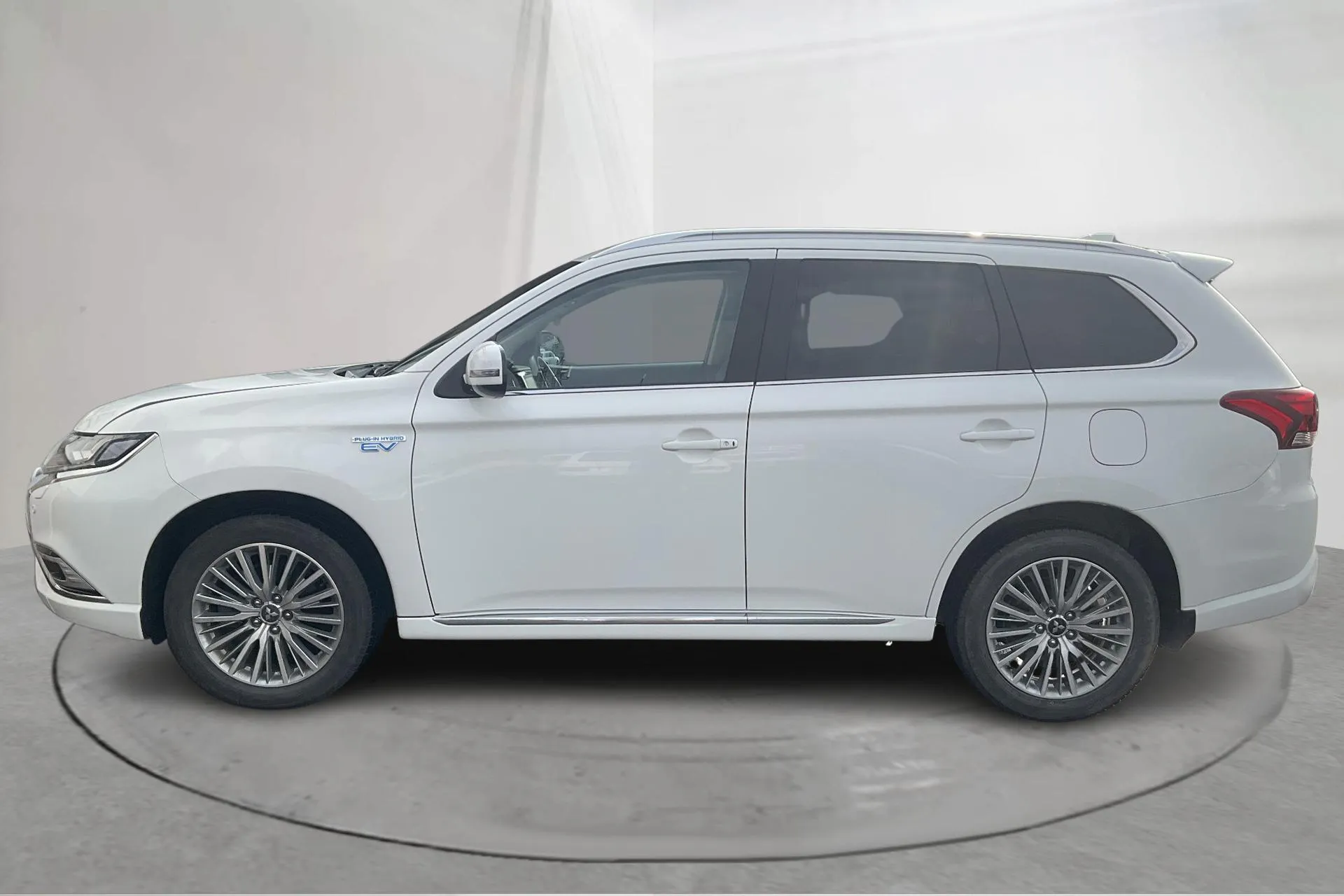 Presentationsfoto 2 av 16: Mitsubishi Outlander 2.4 Plug-in Hybrid 4WD (136hk) - 4 366 mil - Automat - vit - 2020