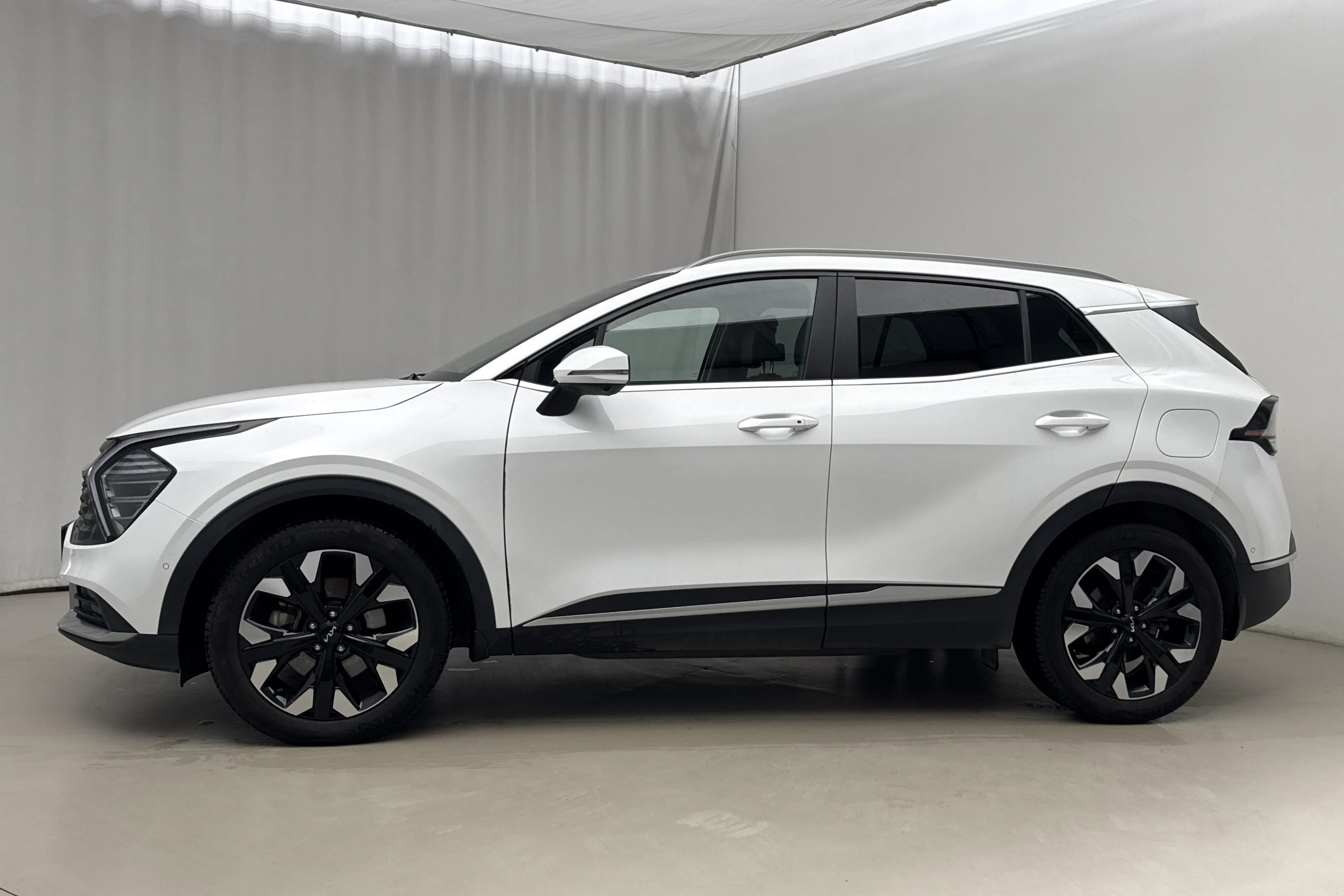 Presentationsfoto 2 av 21: KIA Sportage PHEV AWD (265hk) - 7 333 mil - Automat - vit - 2025