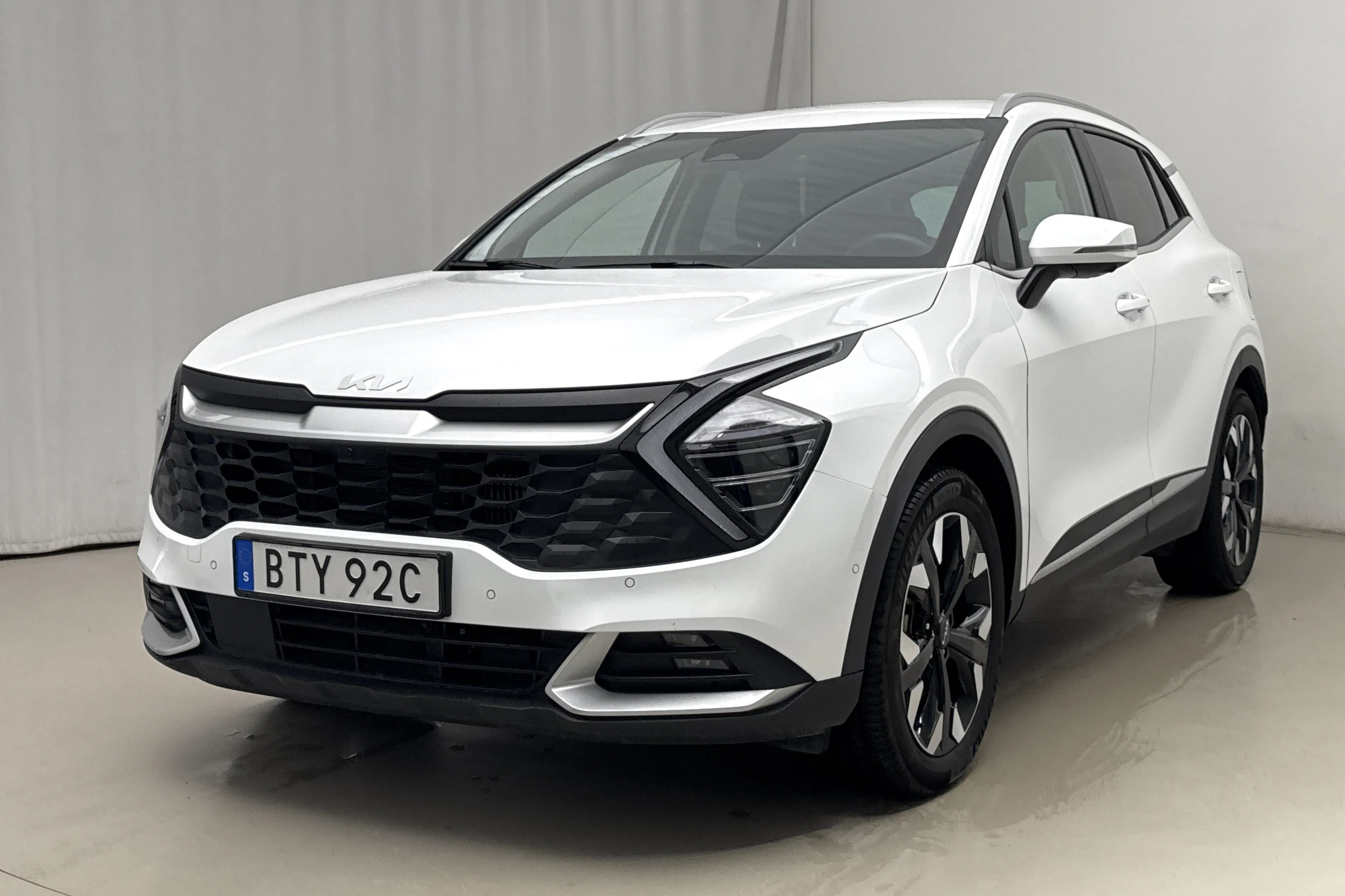 Presentationsfoto 1 av 21: KIA Sportage PHEV AWD (265hk) - 7 333 mil - Automat - vit - 2025