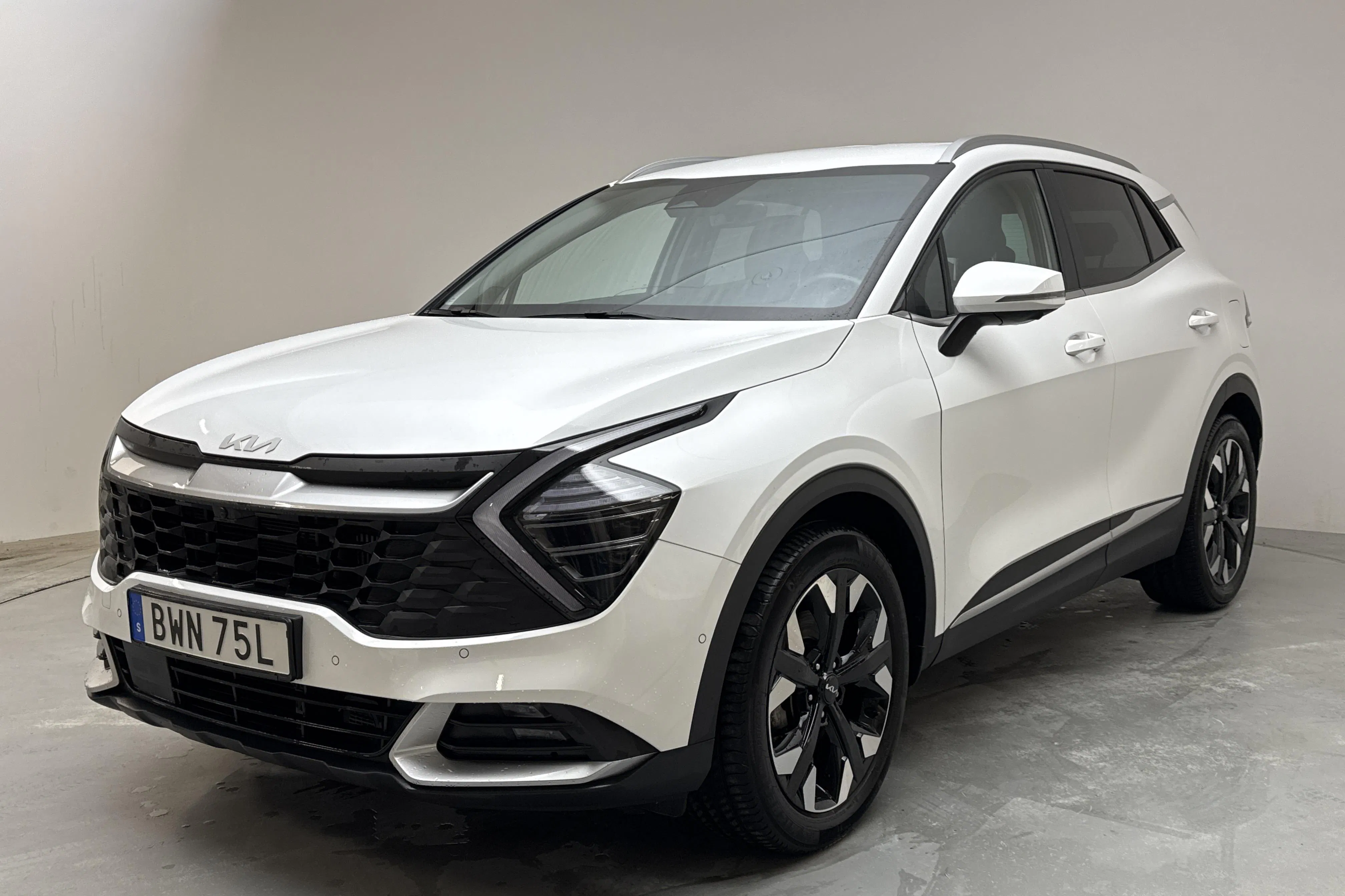 Presentation photo 1 of 17: KIA Sportage PHEV AWD (265hk) - 64 030 km - Automatic - white - 2025