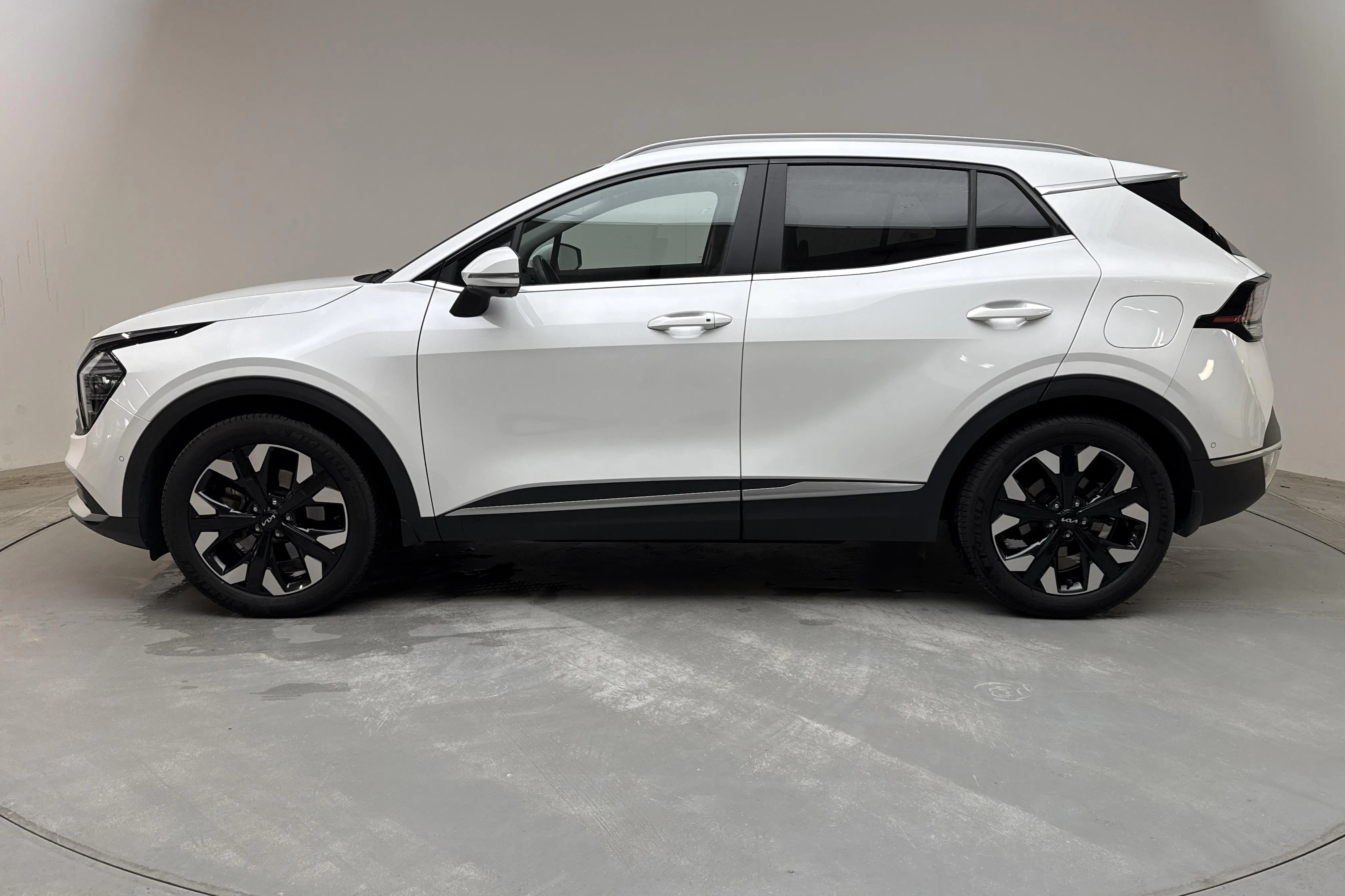 Presentationsfoto 2 av 17: KIA Sportage PHEV AWD (265hk) - 4 628 mil - Automat - vit - 2025