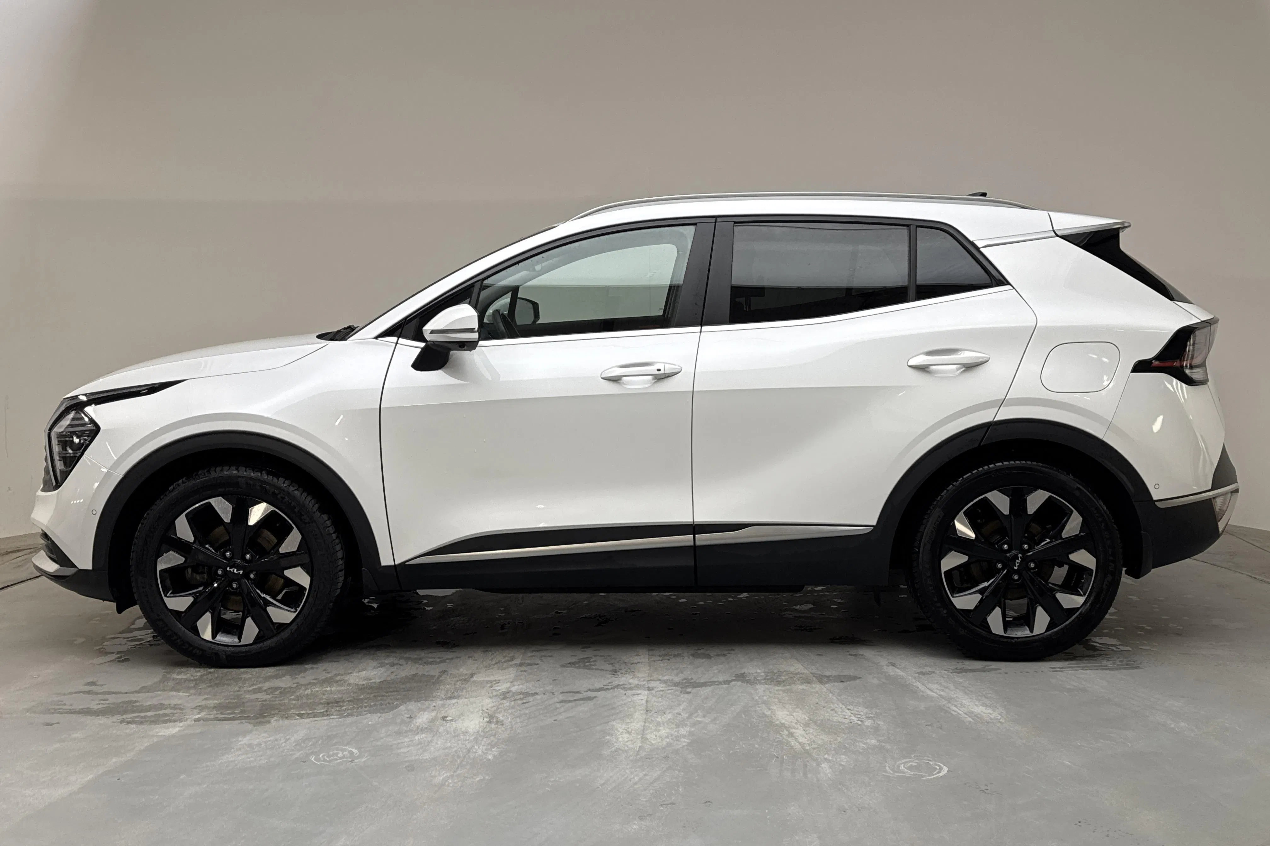 Presentationsfoto 2 av 17: KIA Sportage PHEV AWD (265hk) - 7 495 mil - Automat - vit - 2025