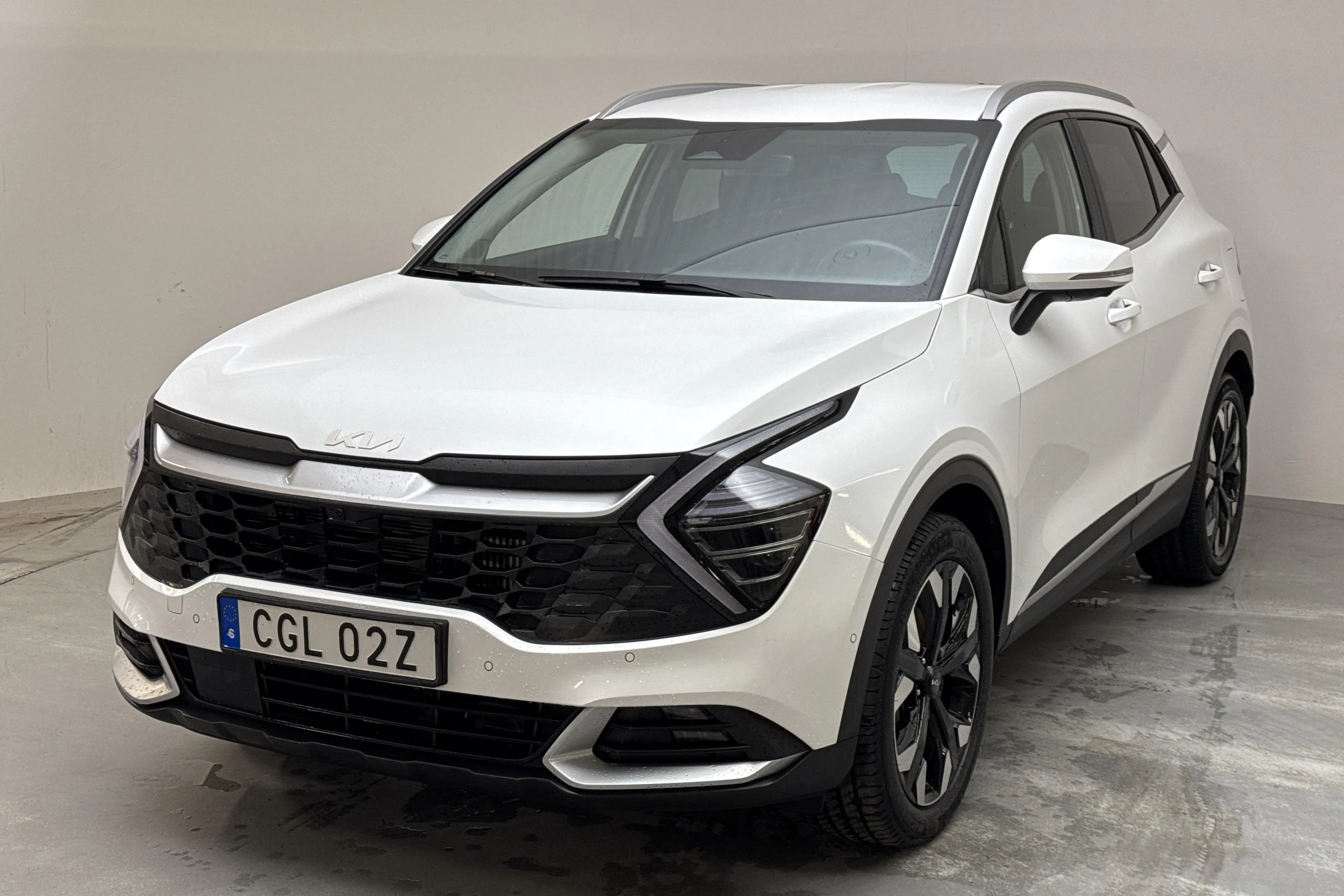 Presentationsfoto 1 av 17: KIA Sportage PHEV AWD (265hk) - 7 495 mil - Automat - vit - 2025