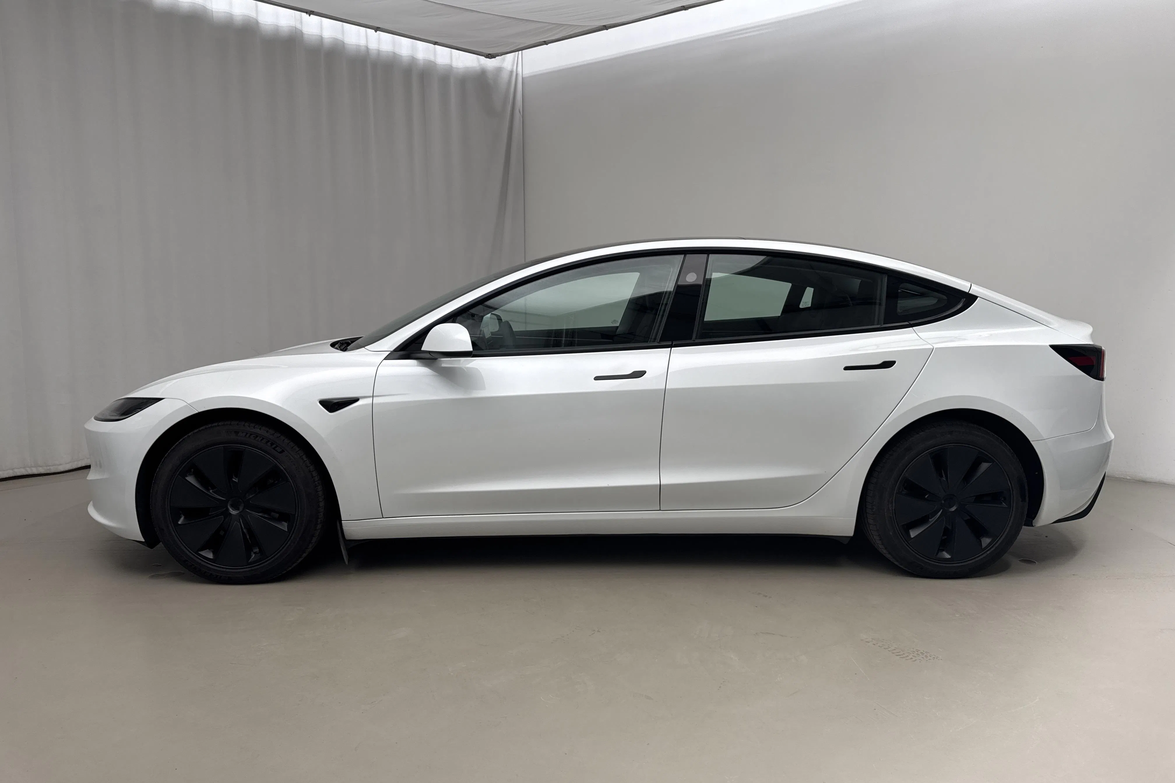 Presentationsfoto 2 av 27: Tesla Model 3 Long Range Dual Motor AWD - 6 801 mil - Automat - vit - 2024