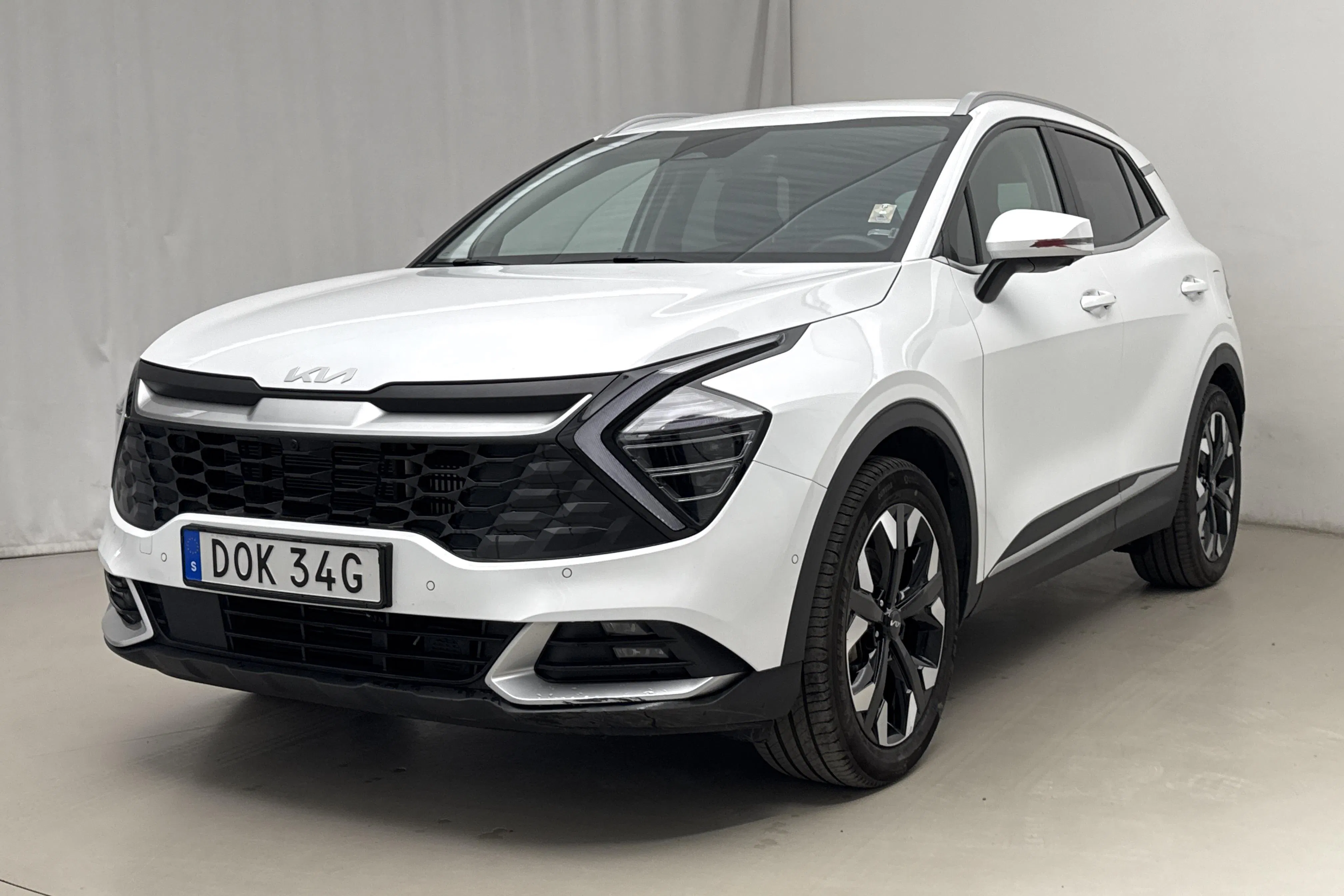 Presentationsfoto 1 av 23: KIA Sportage PHEV AWD (265hk) - 3 101 mil - Automat - vit - 2025