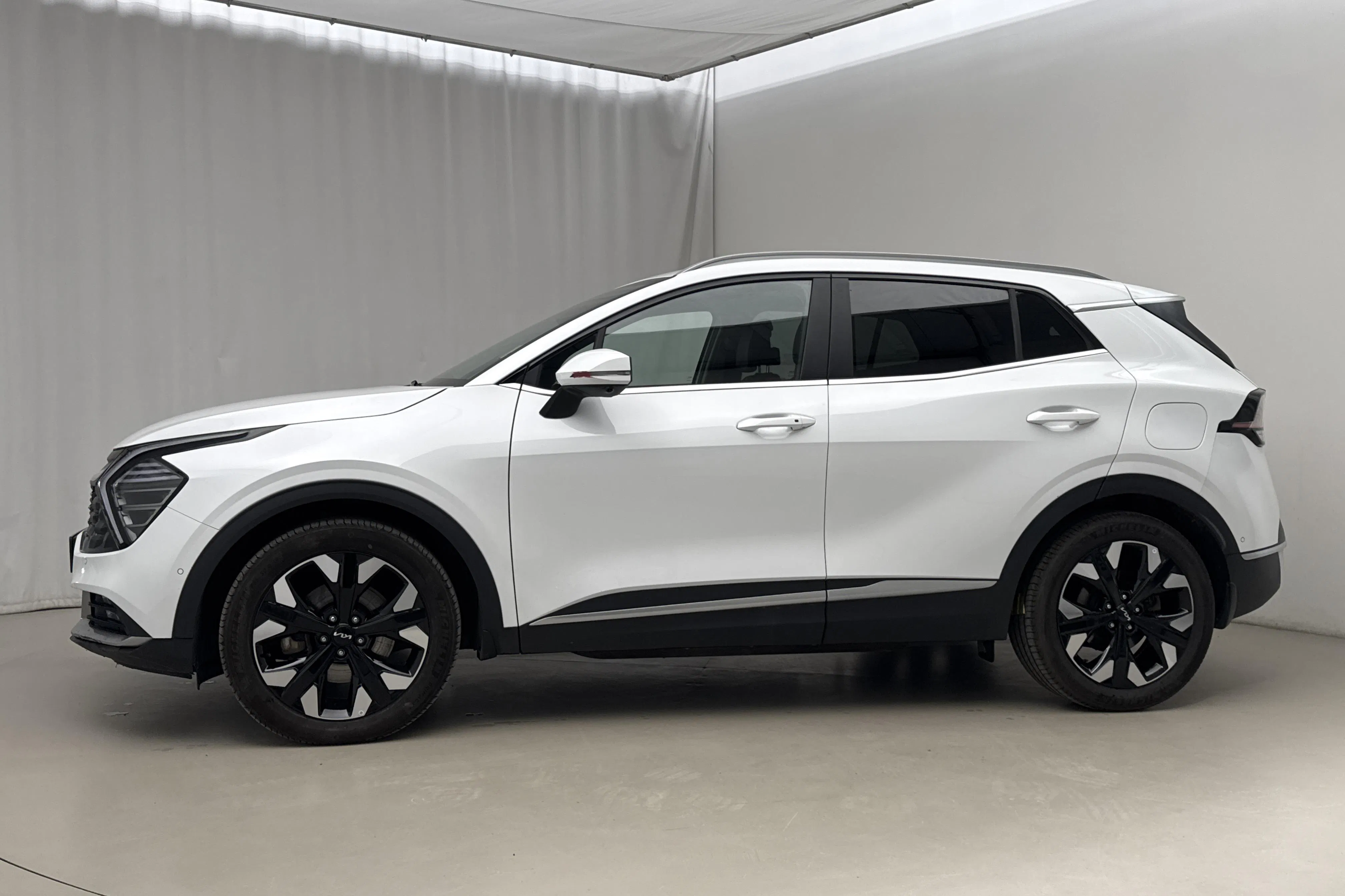 Presentationsfoto 2 av 23: KIA Sportage PHEV AWD (265hk) - 3 101 mil - Automat - vit - 2025