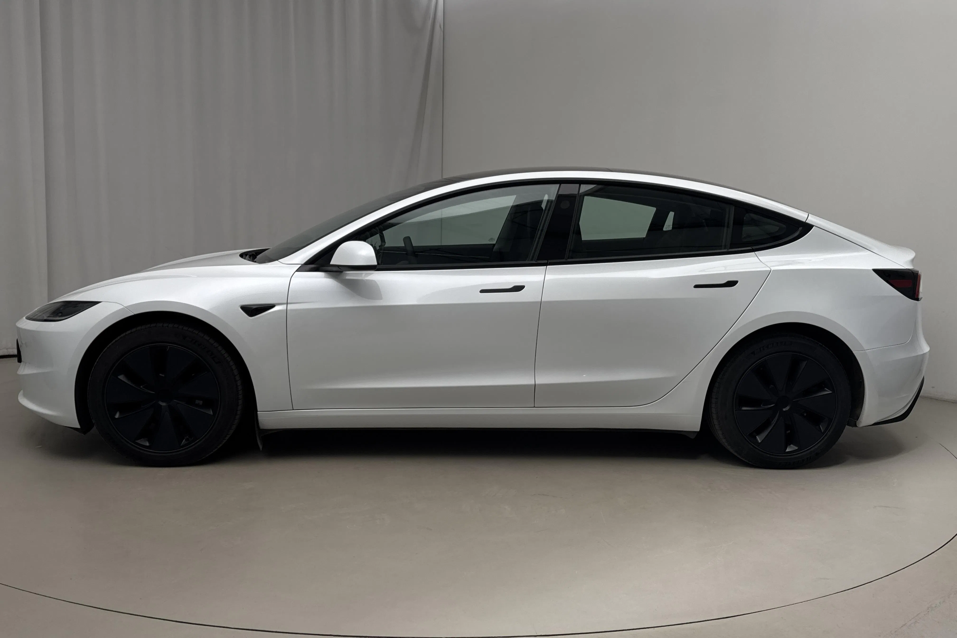 Presentation photo 2 of 23: Tesla Model 3 Long Range Dual Motor AWD - 54 030 km - Automatic - white - 2024