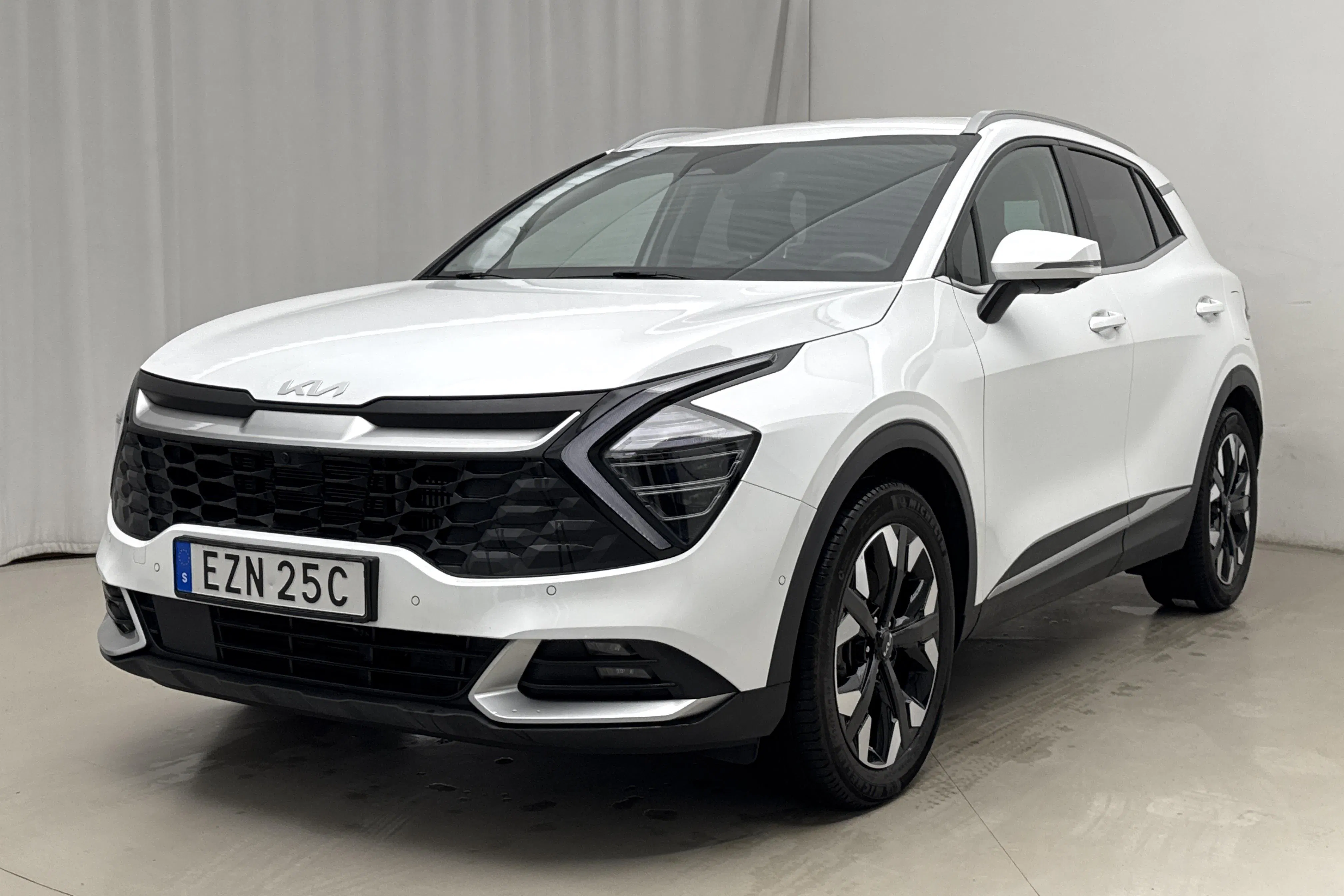 Presentationsfoto 1 av 22: KIA Sportage PHEV AWD (265hk) - 4 490 mil - Automat - vit - 2025