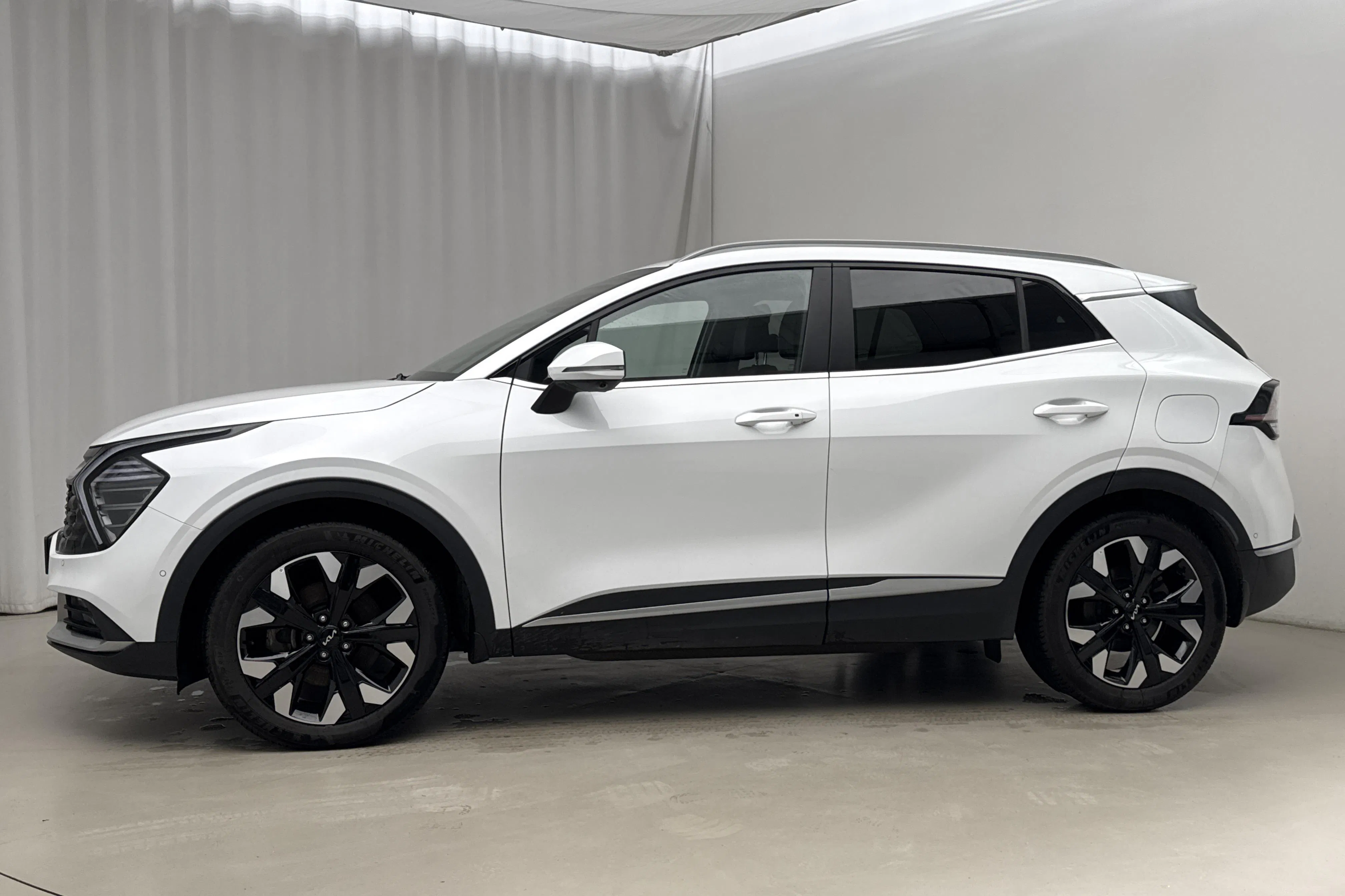 Presentationsfoto 2 av 22: KIA Sportage PHEV AWD (265hk) - 4 490 mil - Automat - vit - 2025
