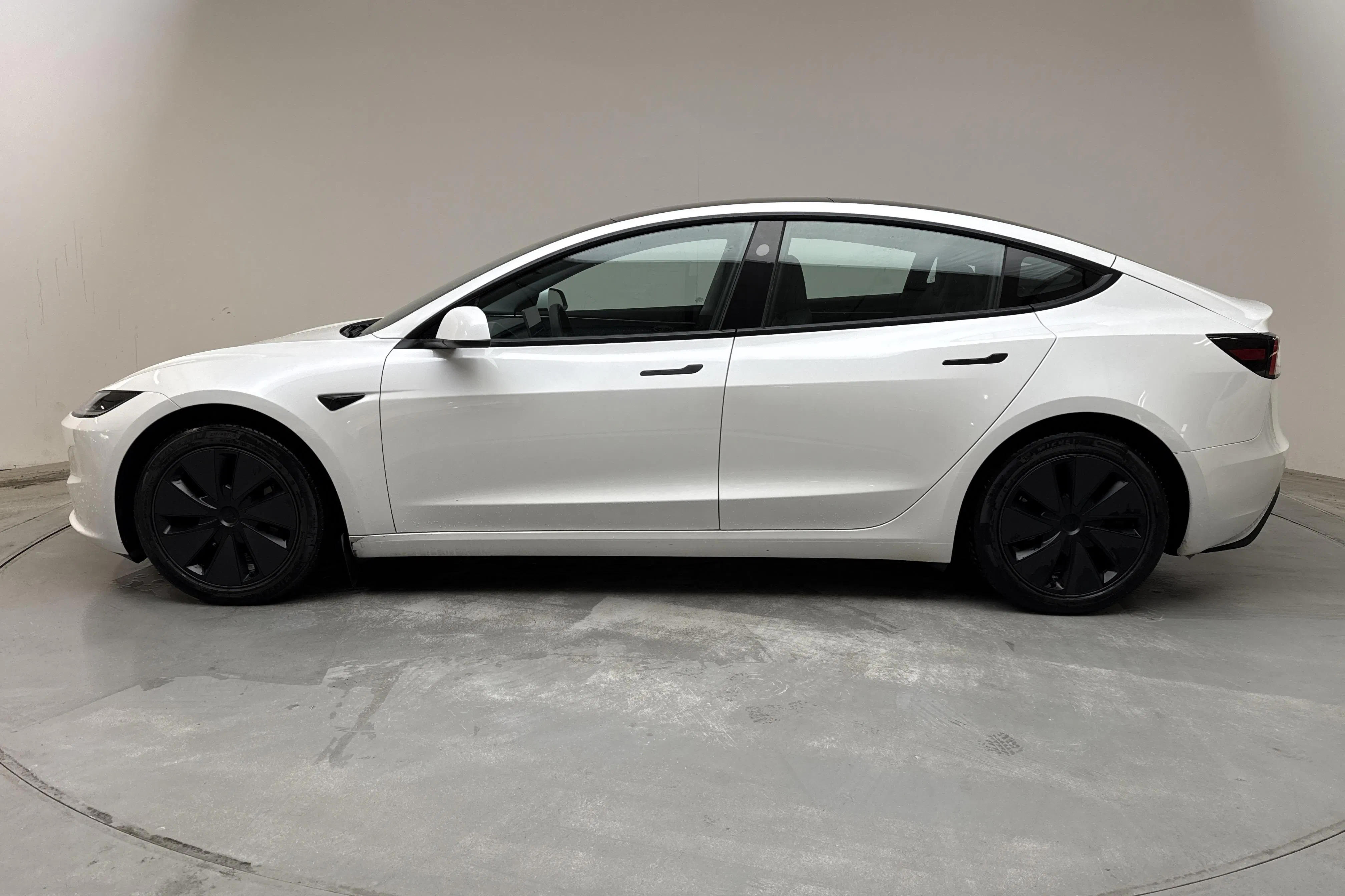 Presentation photo 2 of 20: Tesla Model 3 Long Range Dual Motor AWD - 62 250 km - Automatic - white - 2024