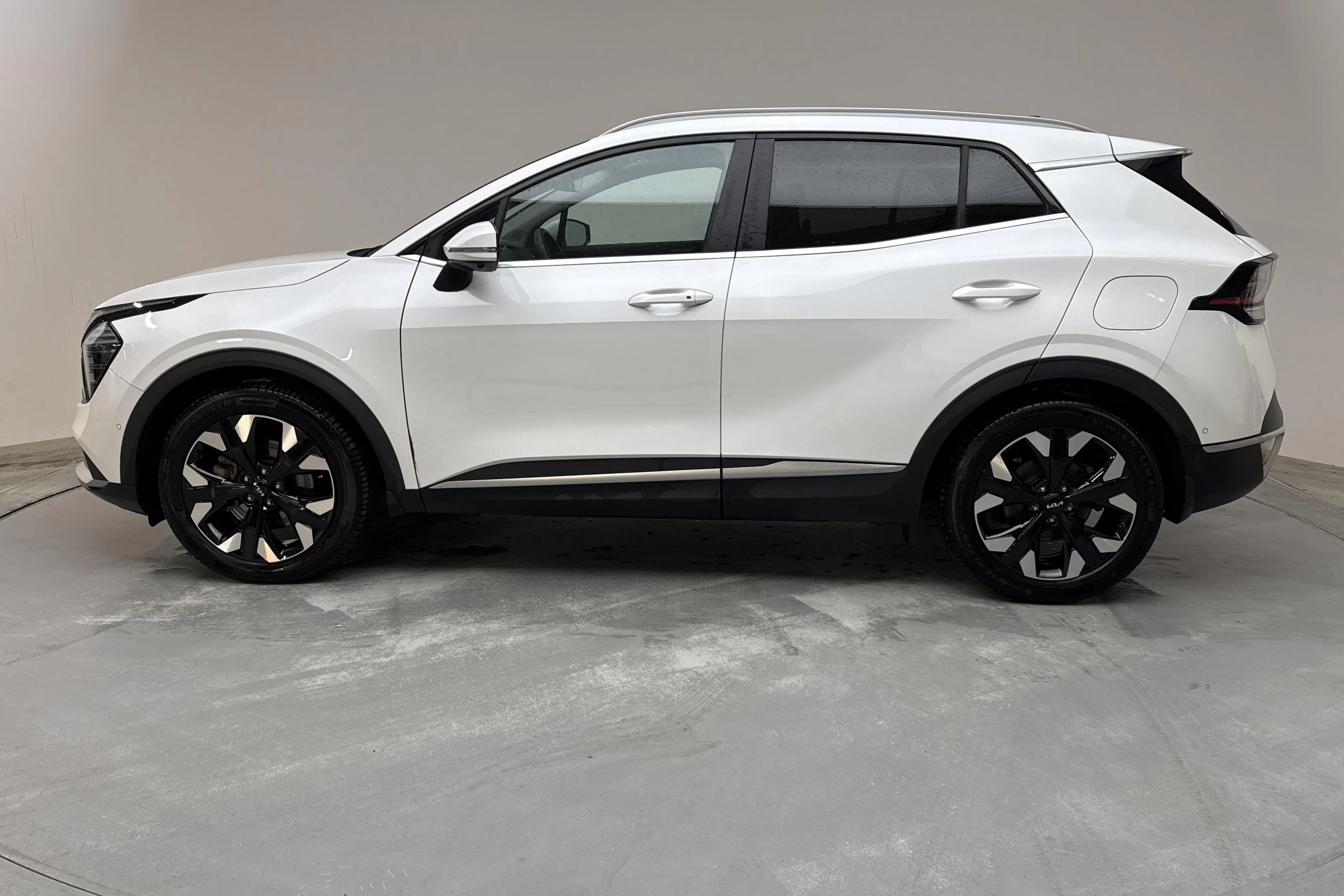Presentation photo 2 of 17: KIA Sportage PHEV AWD (265hk) - 32 840 km - Automatic - white - 2025