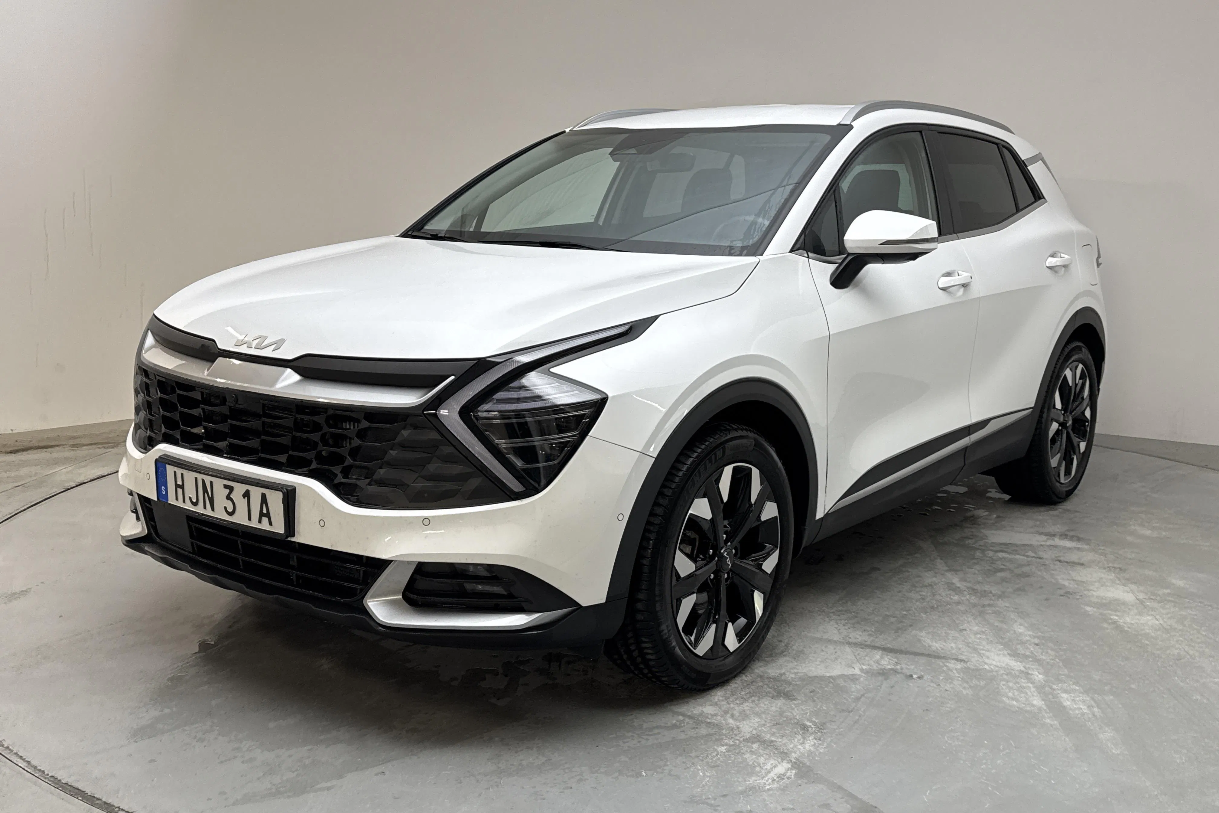 Presentation photo 1 of 17: KIA Sportage PHEV AWD (265hk) - 32 840 km - Automatic - white - 2025