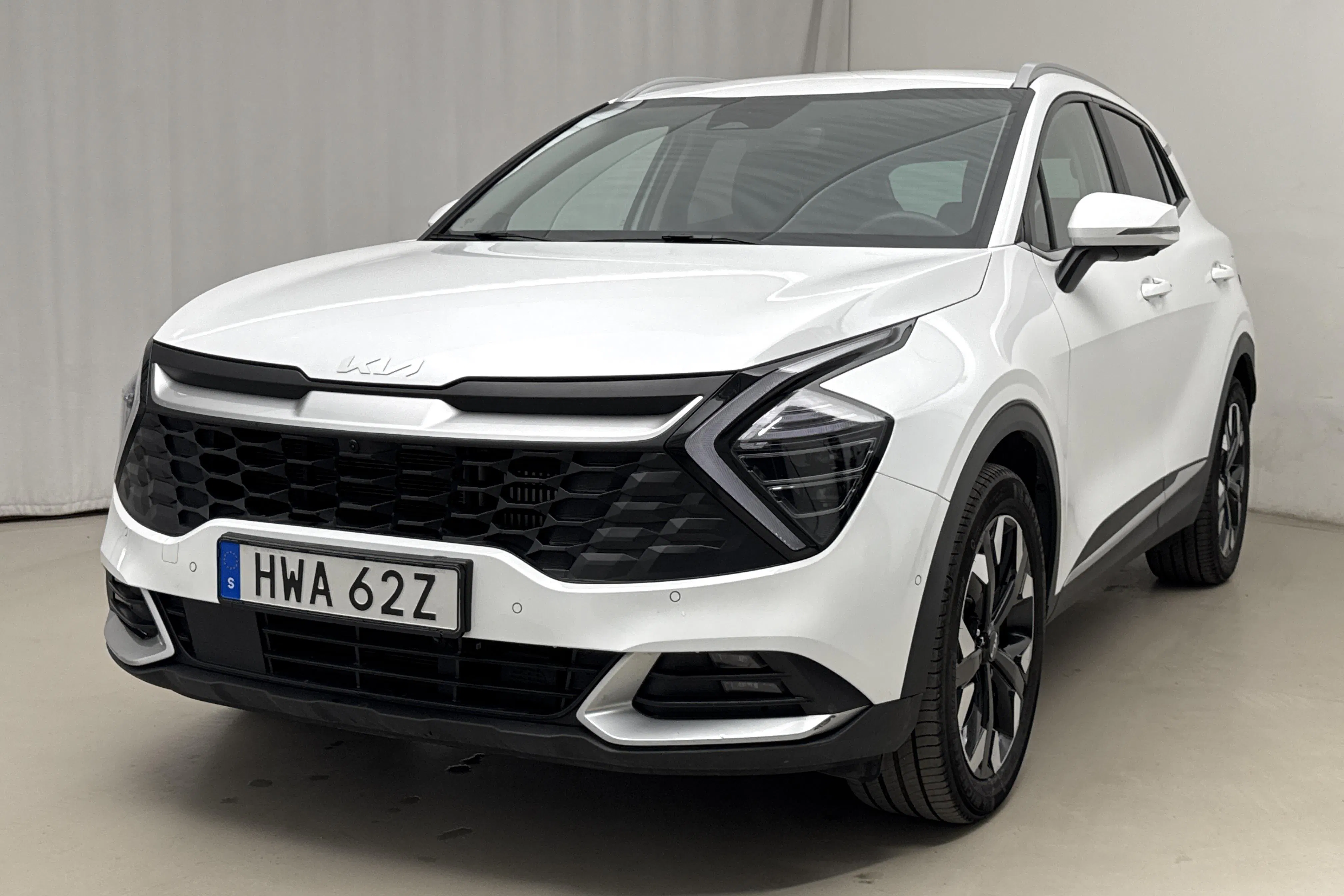 Presentation photo 1 of 21: KIA Sportage PHEV AWD (265hk) - 53 110 km - Automatic - white - 2025