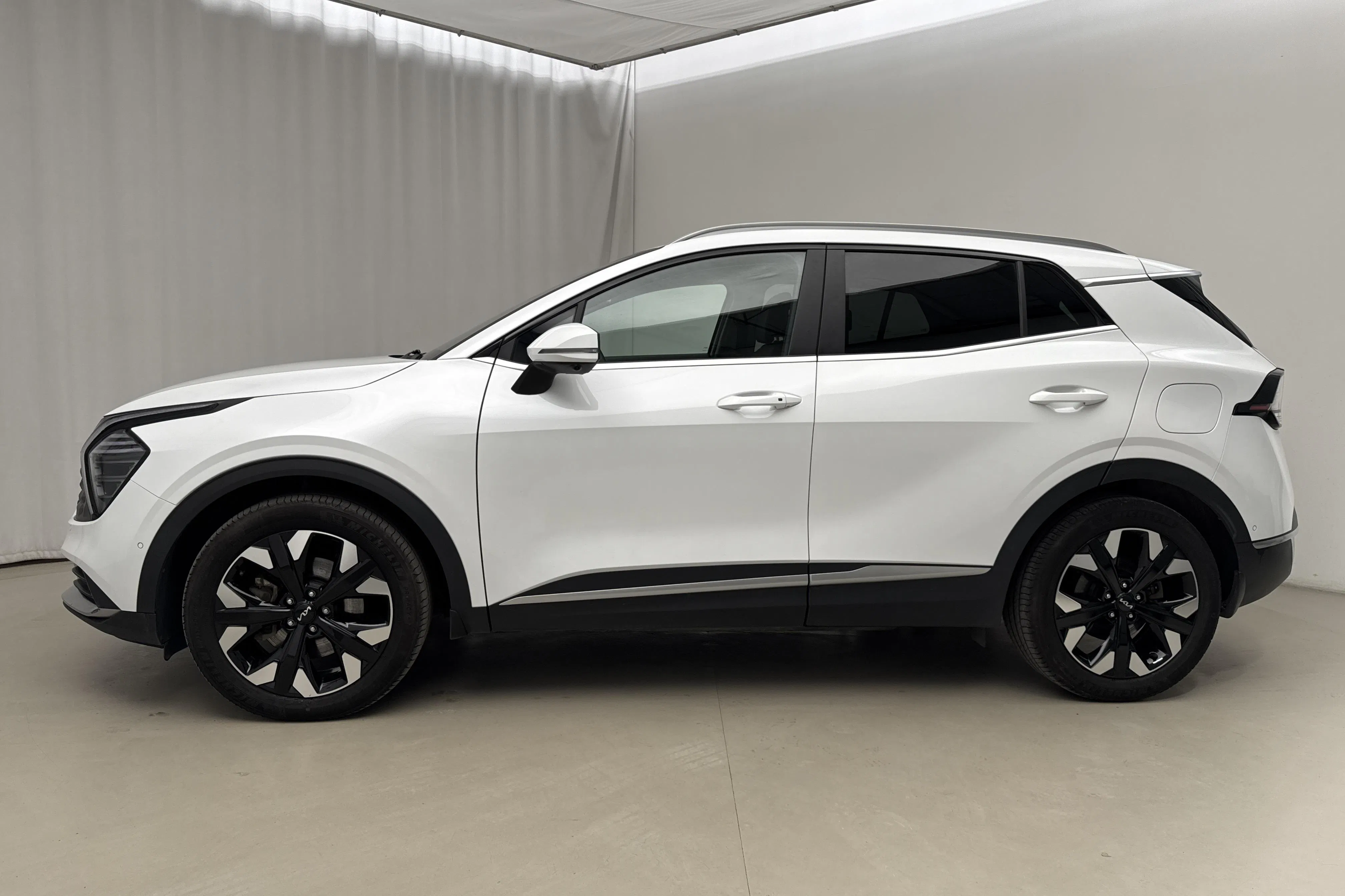 Presentation photo 2 of 21: KIA Sportage PHEV AWD (265hk) - 53 110 km - Automatic - white - 2025