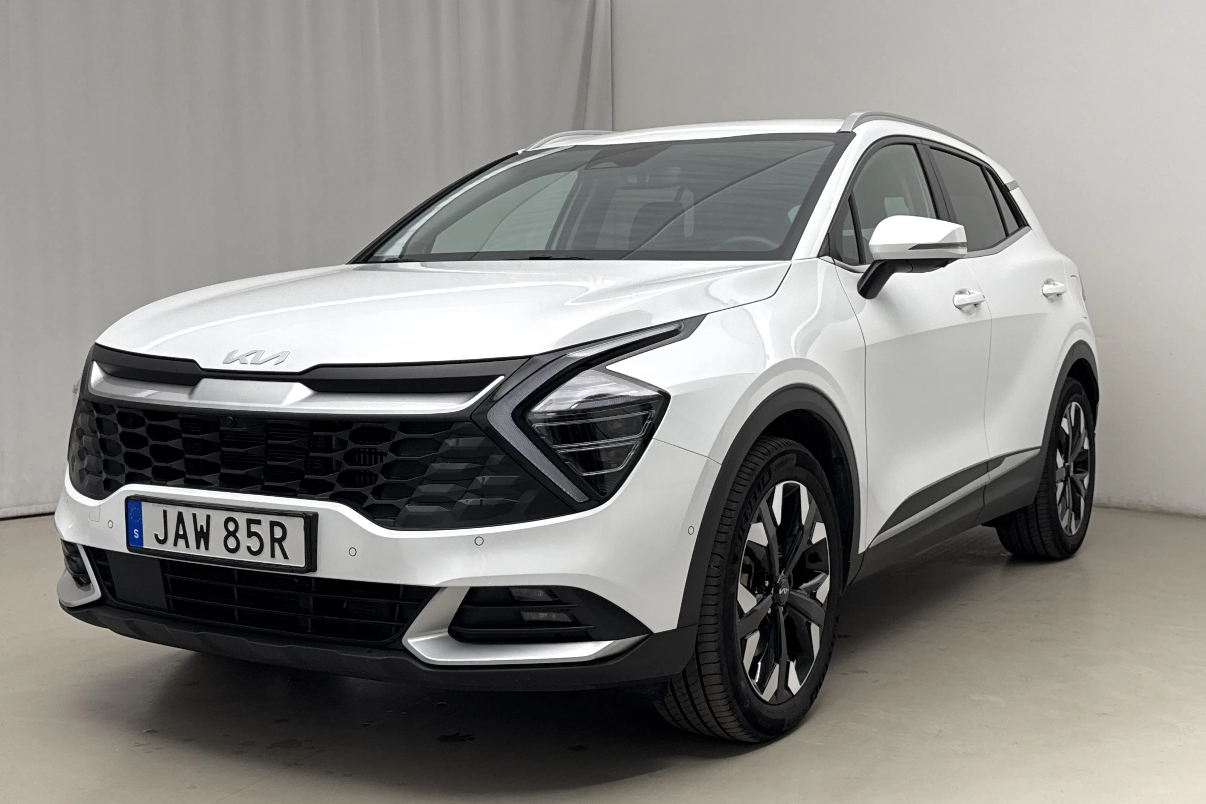 Presentationsfoto 1 av 23: KIA Sportage PHEV AWD (265hk) - 5 160 mil - Automat - vit - 2025
