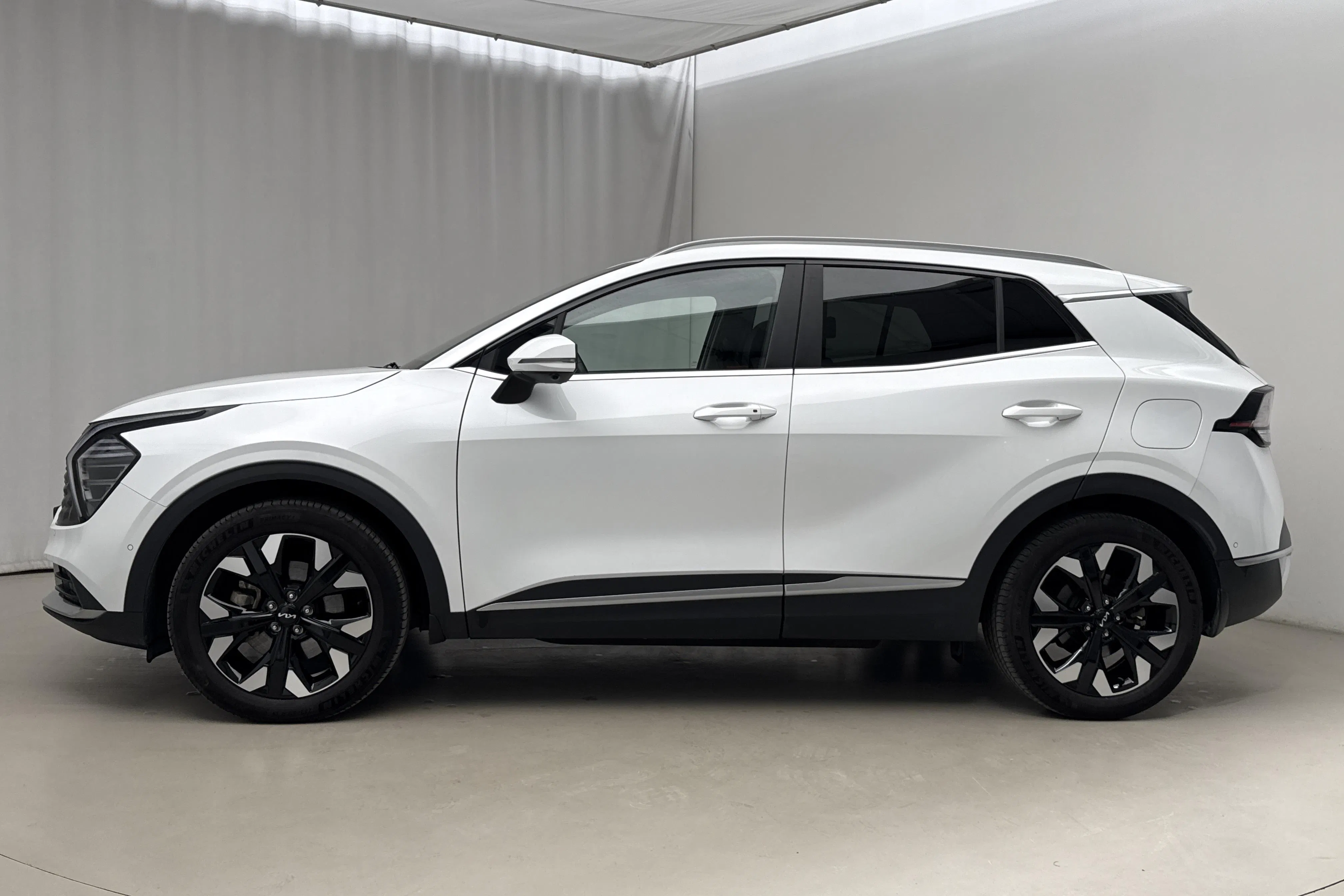 Presentationsfoto 2 av 23: KIA Sportage PHEV AWD (265hk) - 5 160 mil - Automat - vit - 2025