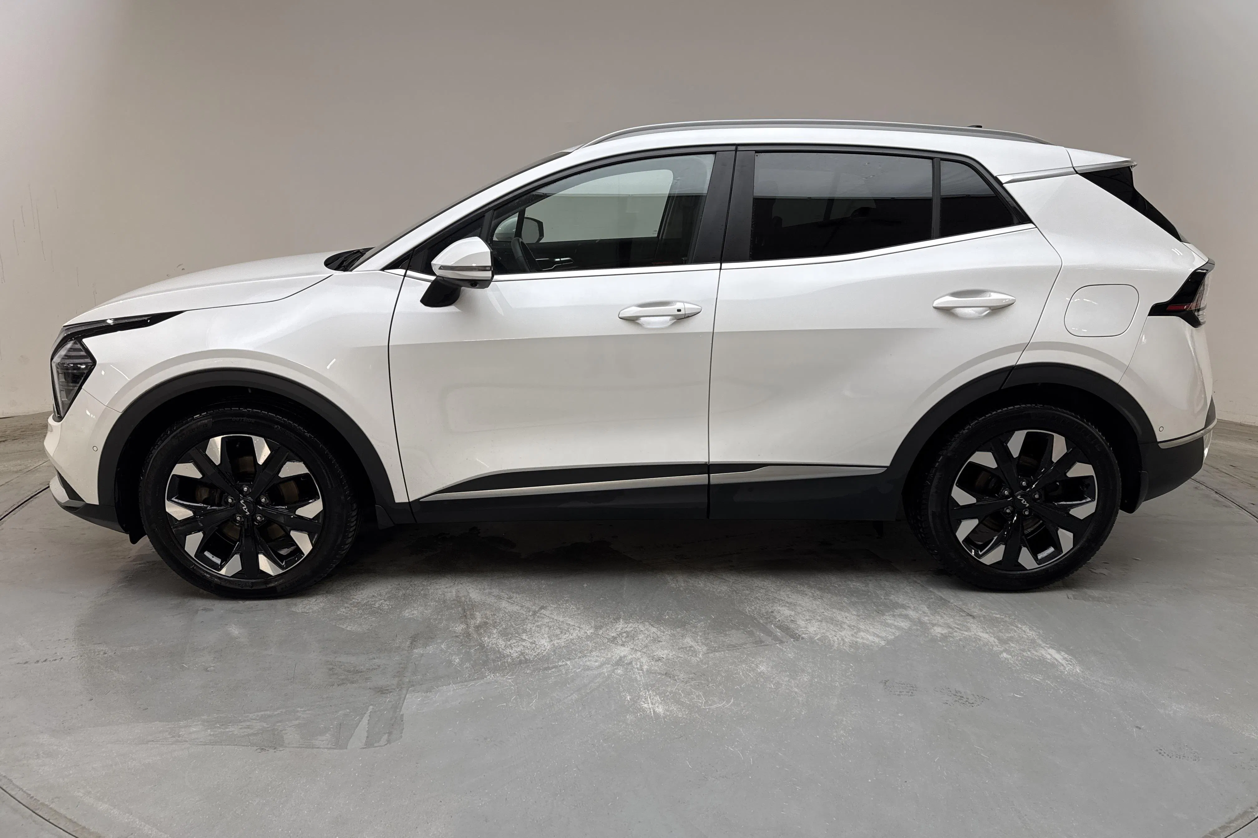Presentation photo 2 of 17: KIA Sportage PHEV AWD (265hk) - 73 690 km - Automatic - white - 2025