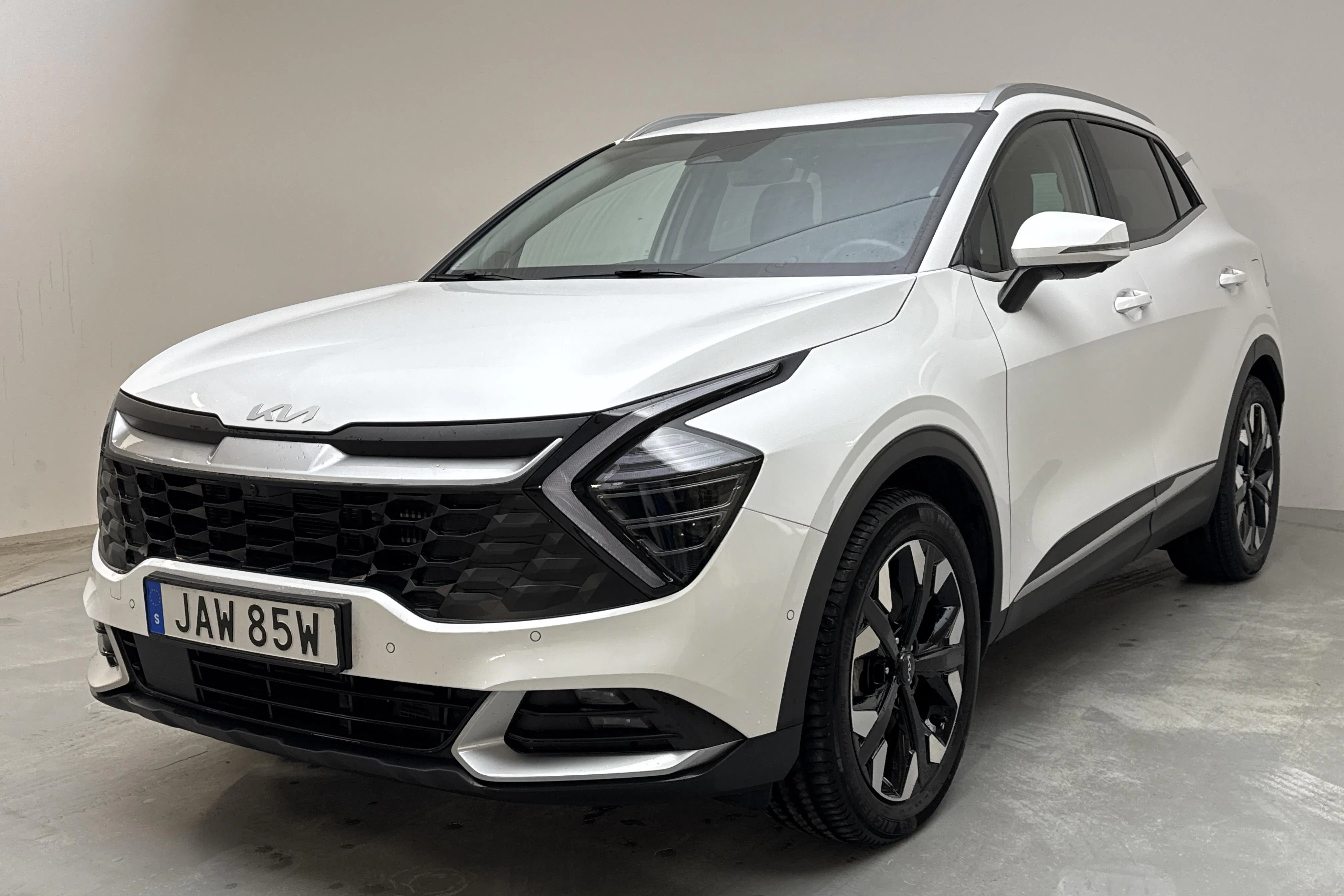 Presentationsfoto 1 av 16: KIA Sportage PHEV AWD (265hk) - 6 903 mil - Automat - vit - 2025