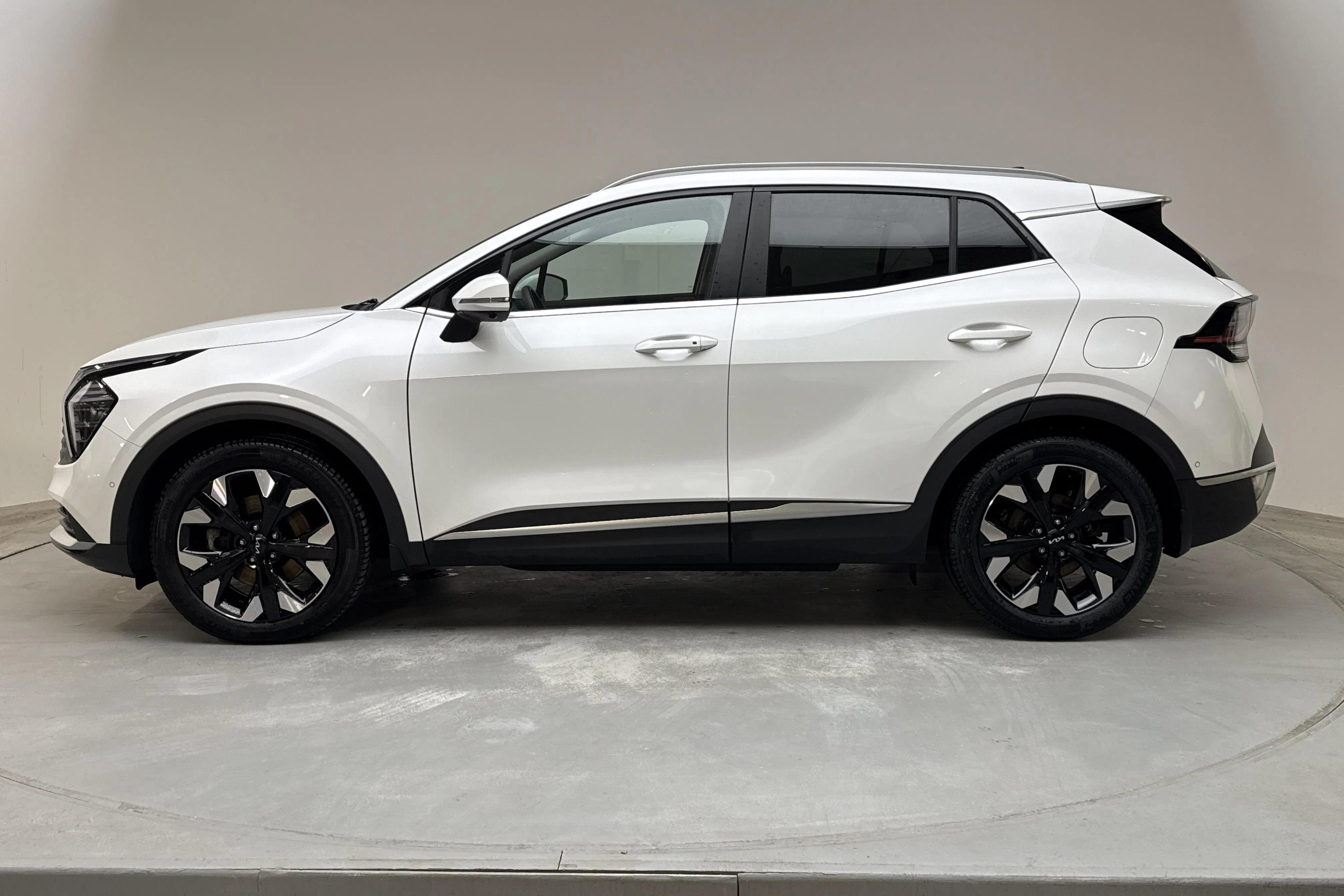 Presentationsfoto 2 av 16: KIA Sportage PHEV AWD (265hk) - 6 903 mil - Automat - vit - 2025