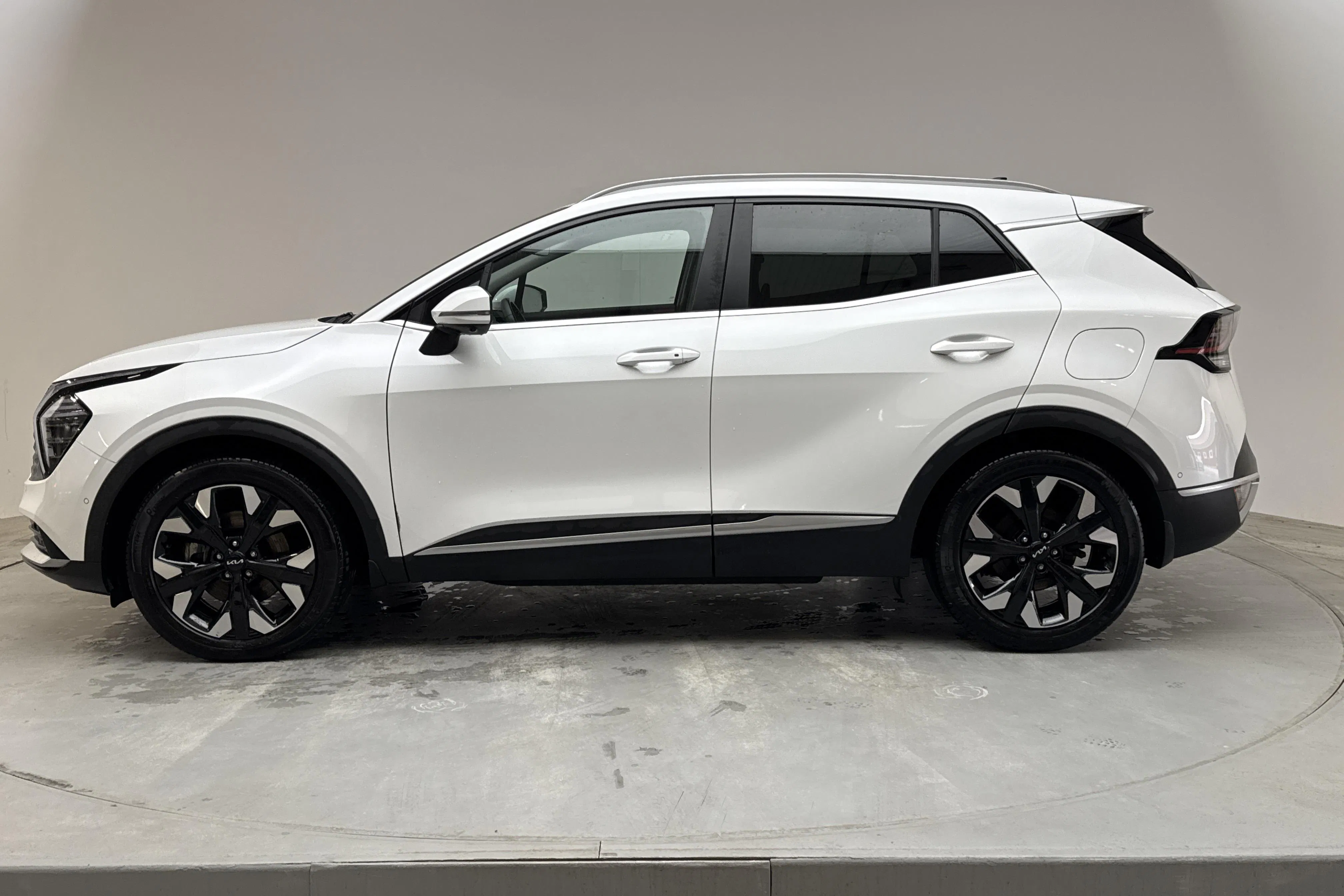 Presentationsfoto 2 av 15: KIA Sportage PHEV AWD (265hk) - 7 301 mil - Automat - vit - 2025