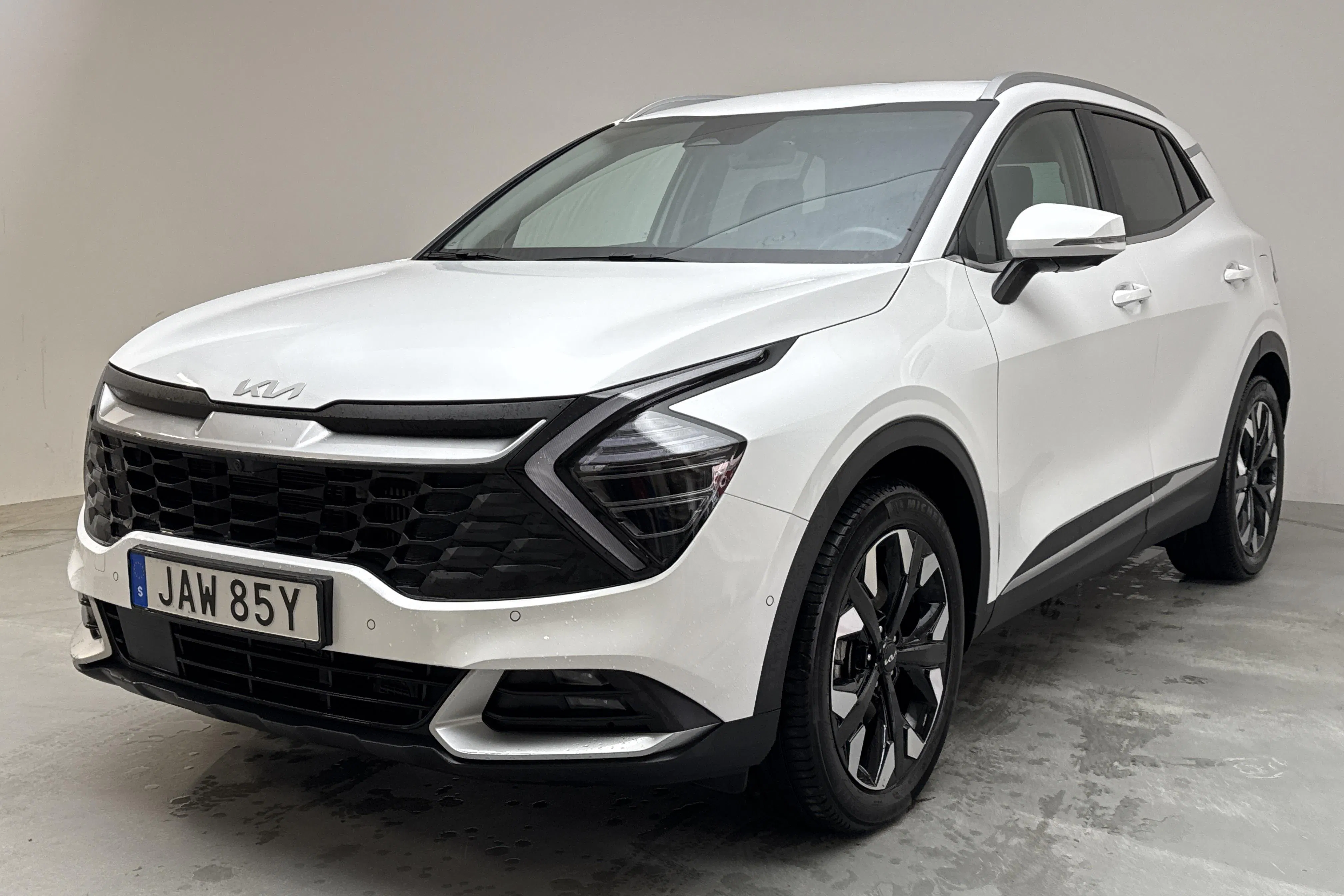 Presentationsfoto 1 av 15: KIA Sportage PHEV AWD (265hk) - 7 301 mil - Automat - vit - 2025