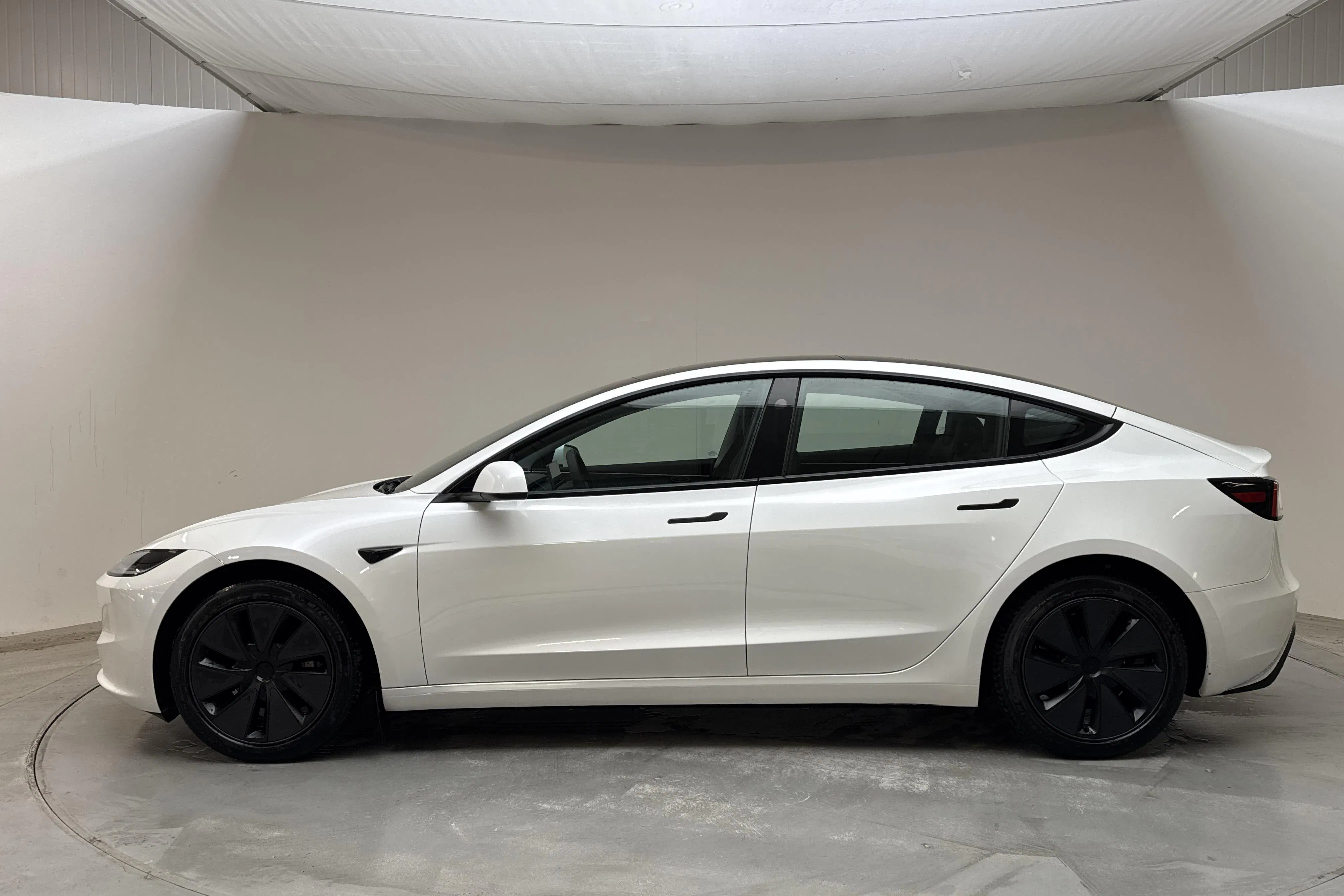 Presentationsfoto 2 av 18: Tesla Model 3 Long Range Dual Motor AWD - 3 675 mil - Automat - vit - 2024