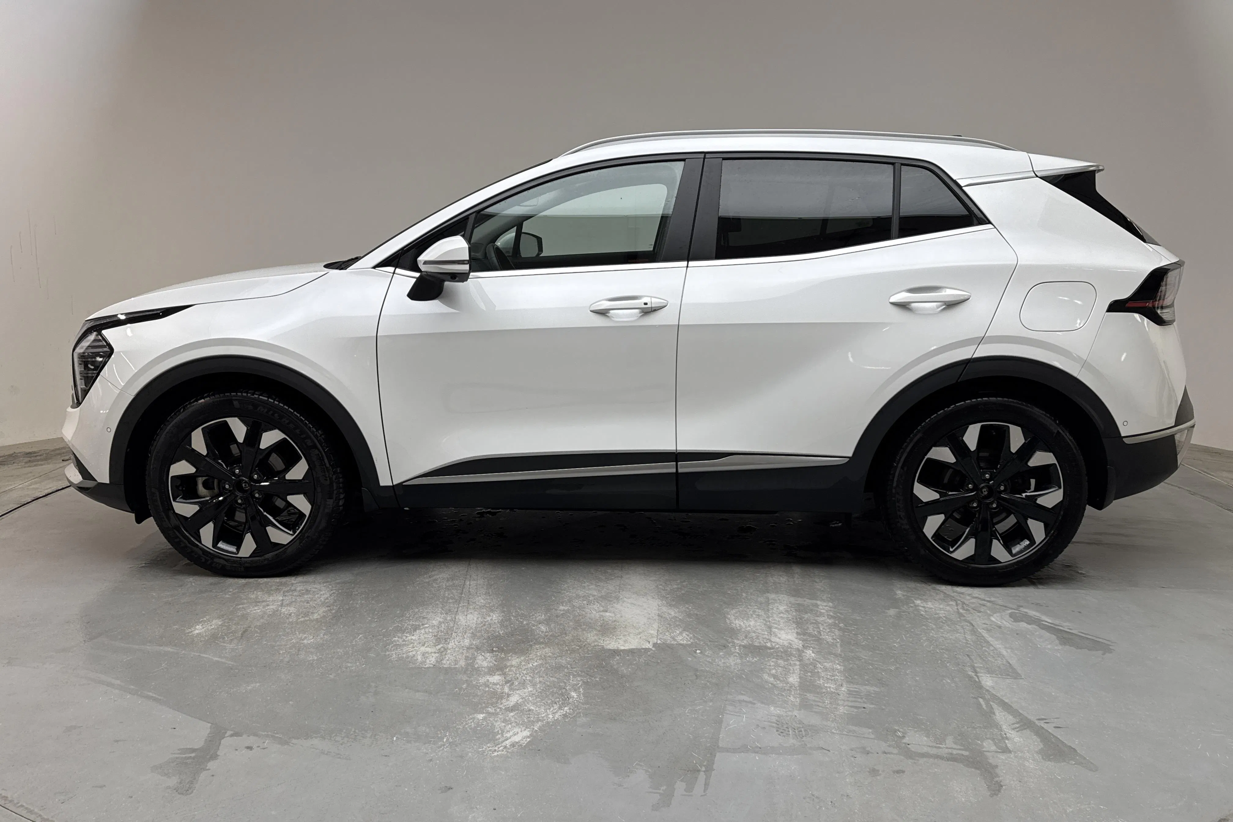 Presentation photo 2 of 16: KIA Sportage PHEV AWD (265hk) - 60 300 km - Automatic - white - 2025