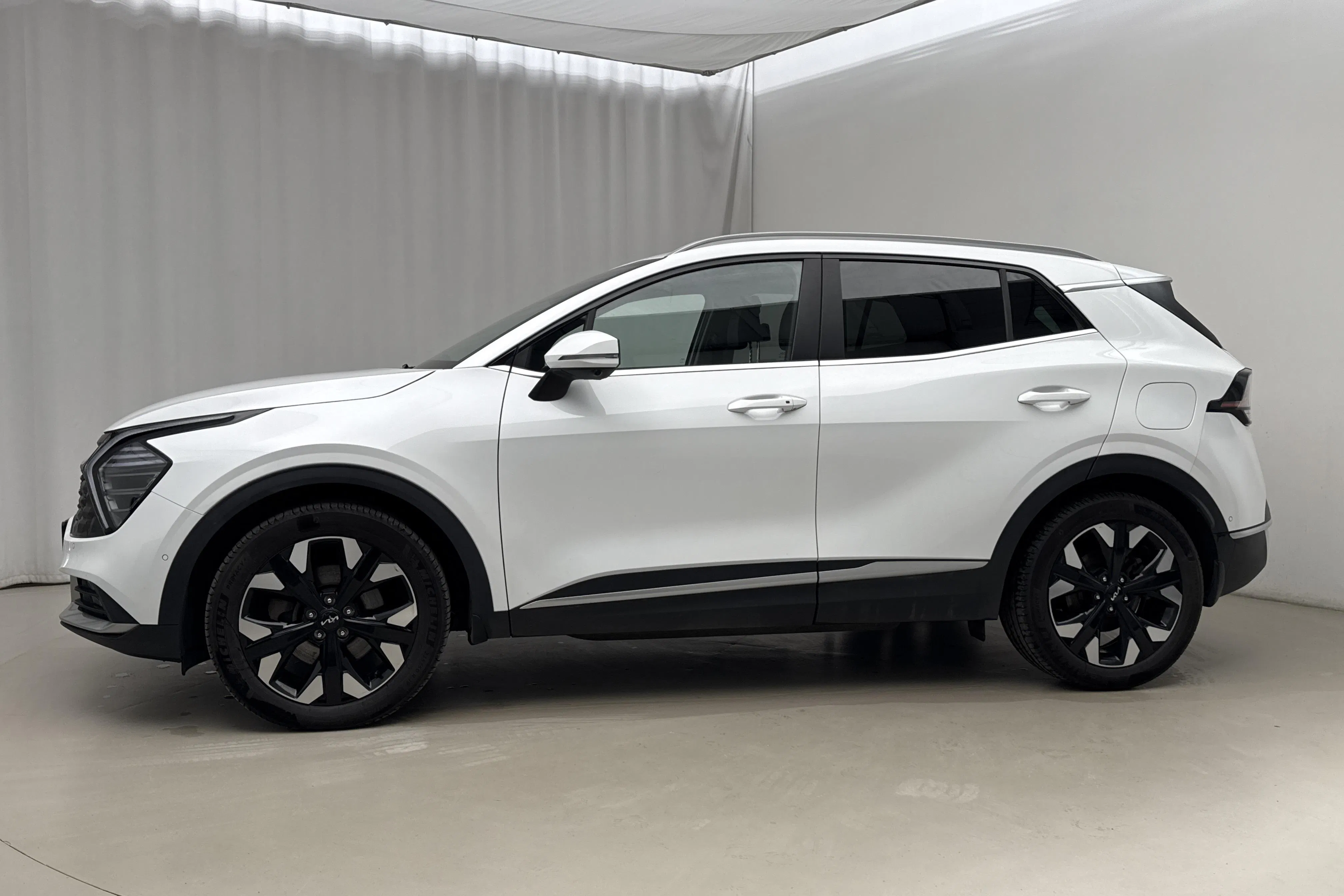 Presentation photo 2 of 21: KIA Sportage PHEV AWD (265hk) - 62 360 km - Automatic - white - 2025