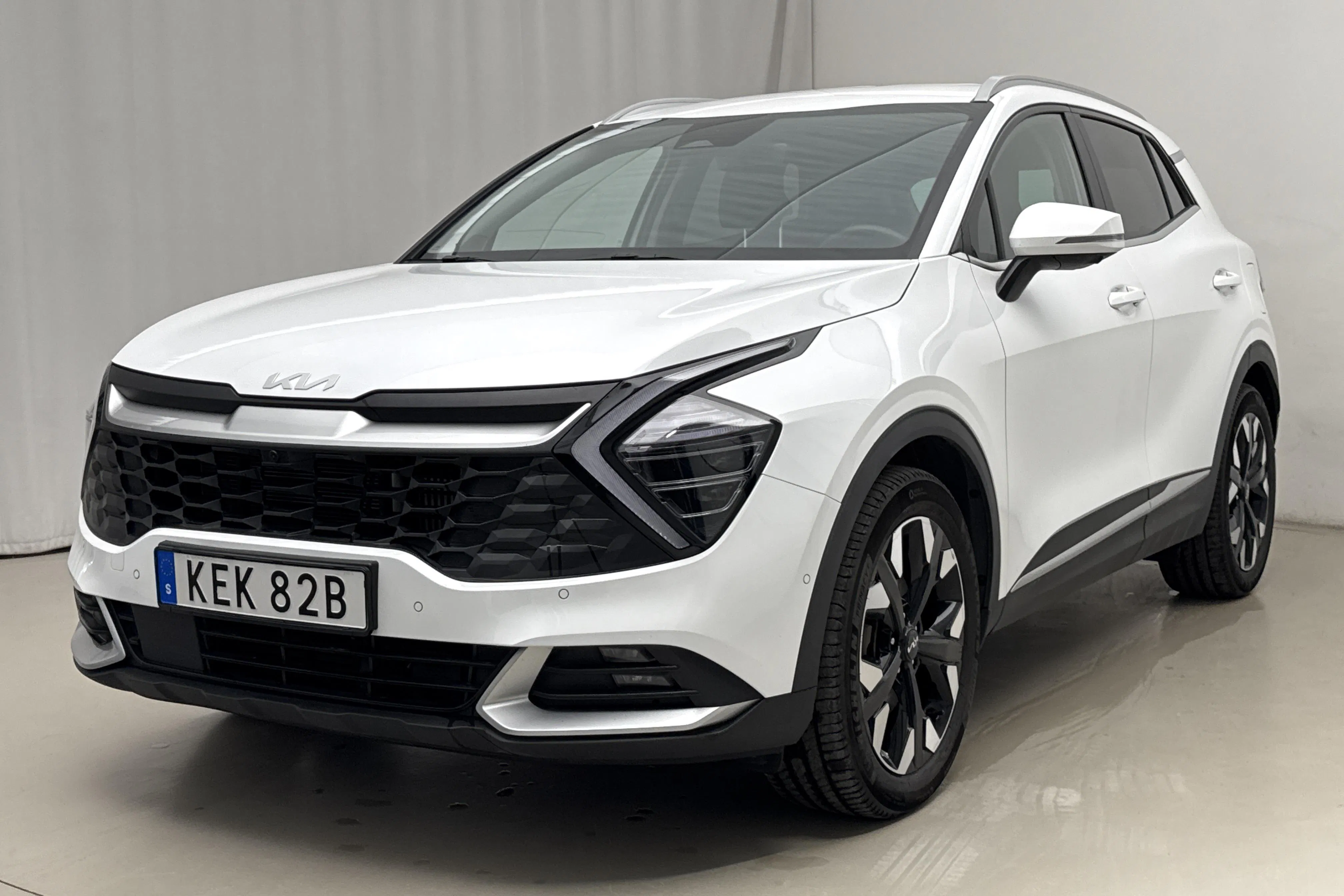 Presentation photo 1 of 21: KIA Sportage PHEV AWD (265hk) - 62 360 km - Automatic - white - 2025